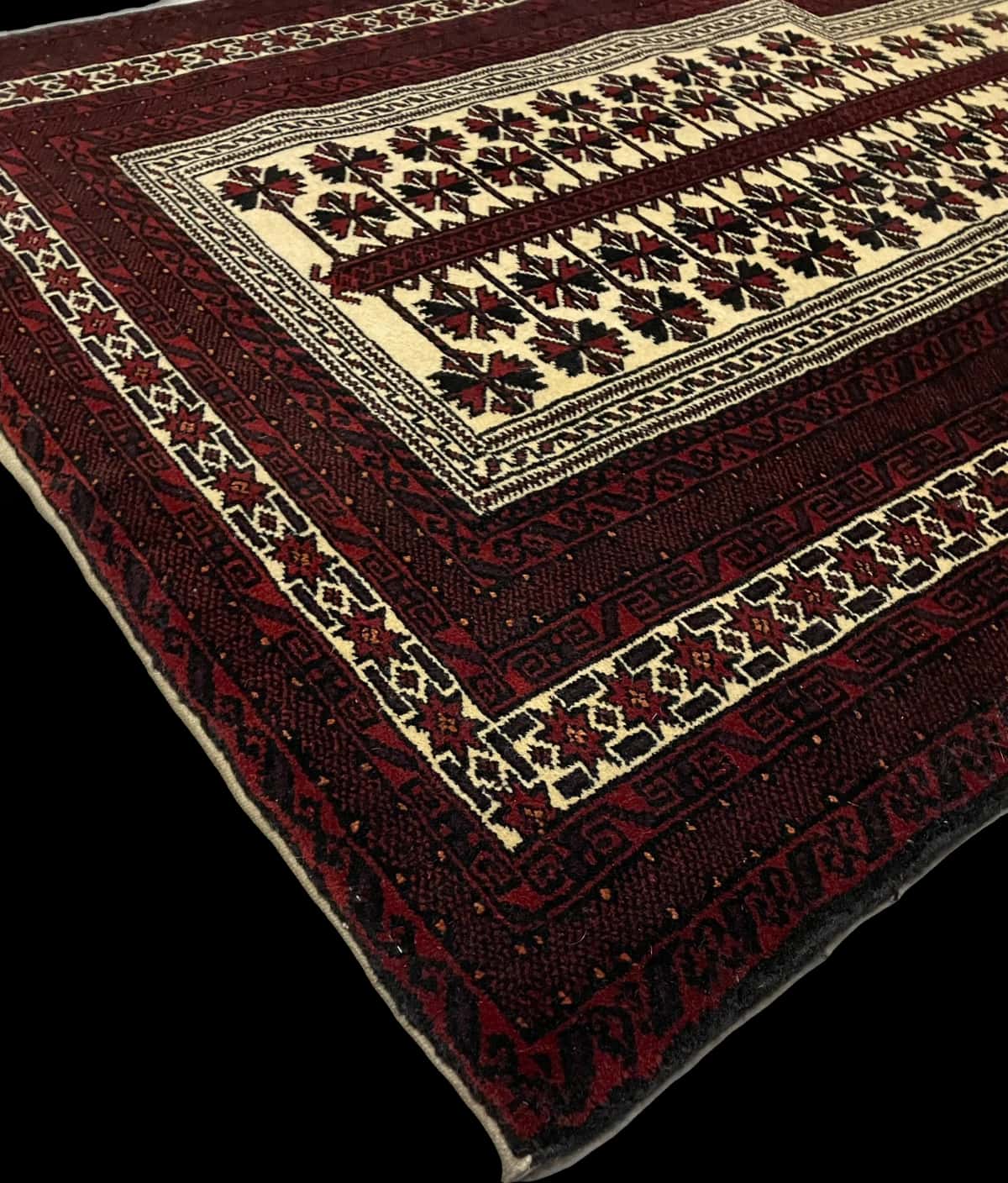 Persian rug of Turkoman style in dimensions 158 centimeters length by 106 centimeters width with mainly red colors — Corner & edge