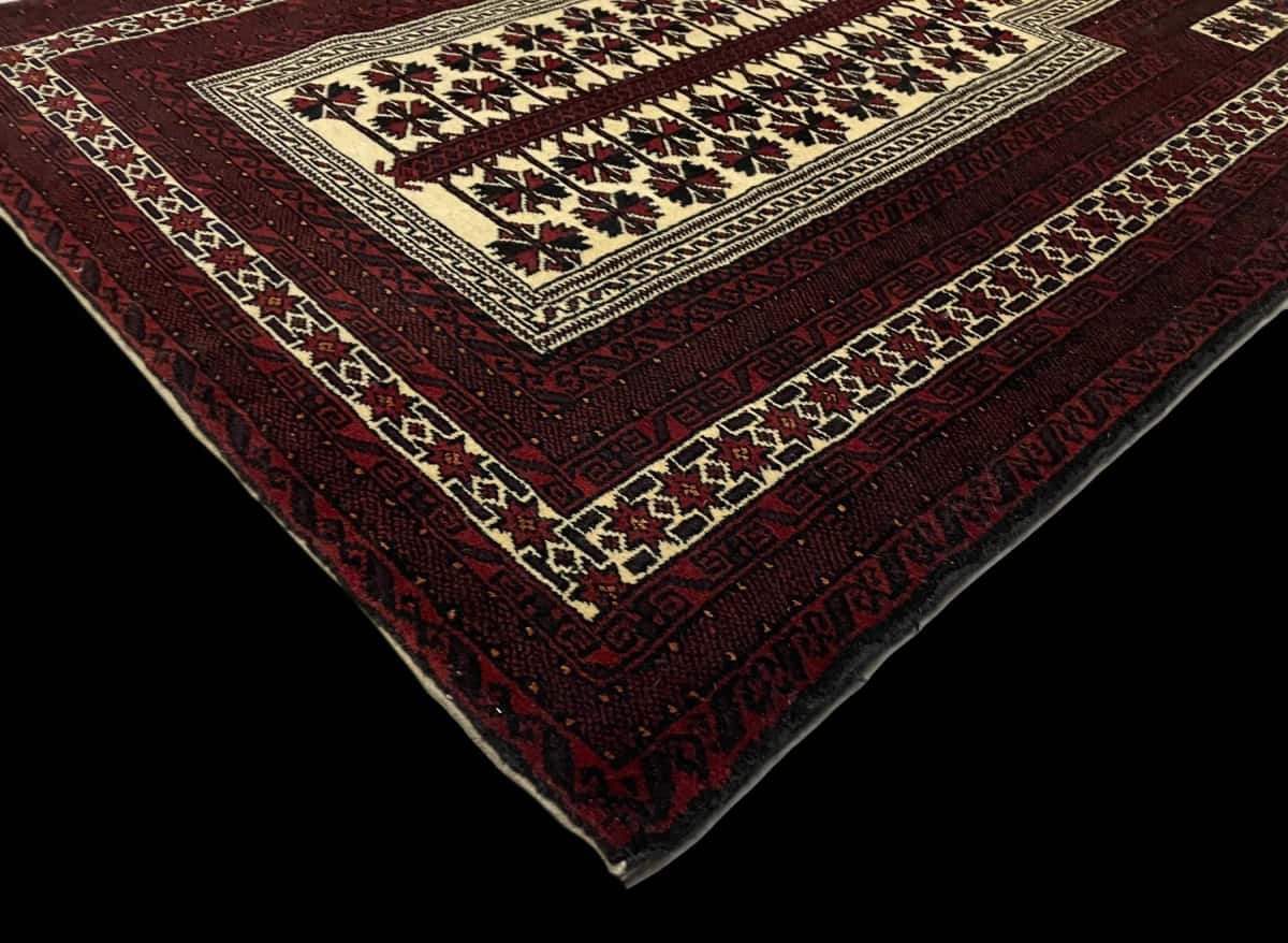 Persian rug of Turkoman style in dimensions 158 centimeters length by 106 centimeters width with mainly red colors — Corner & edge