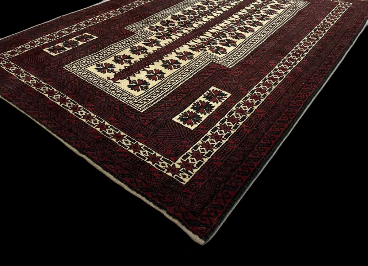 Persian rug of Turkoman style in dimensions 158 centimeters length by 106 centimeters width with mainly red colors — Corner & edge