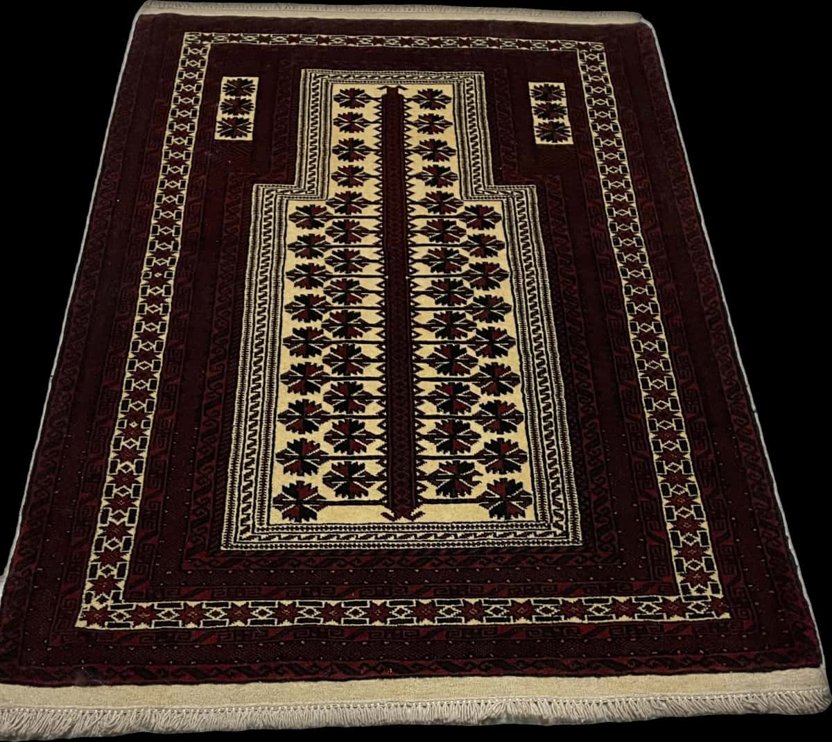 Persian rug of Turkoman style in dimensions 158 centimeters length by 106 centimeters width with mainly red colors — Perspective