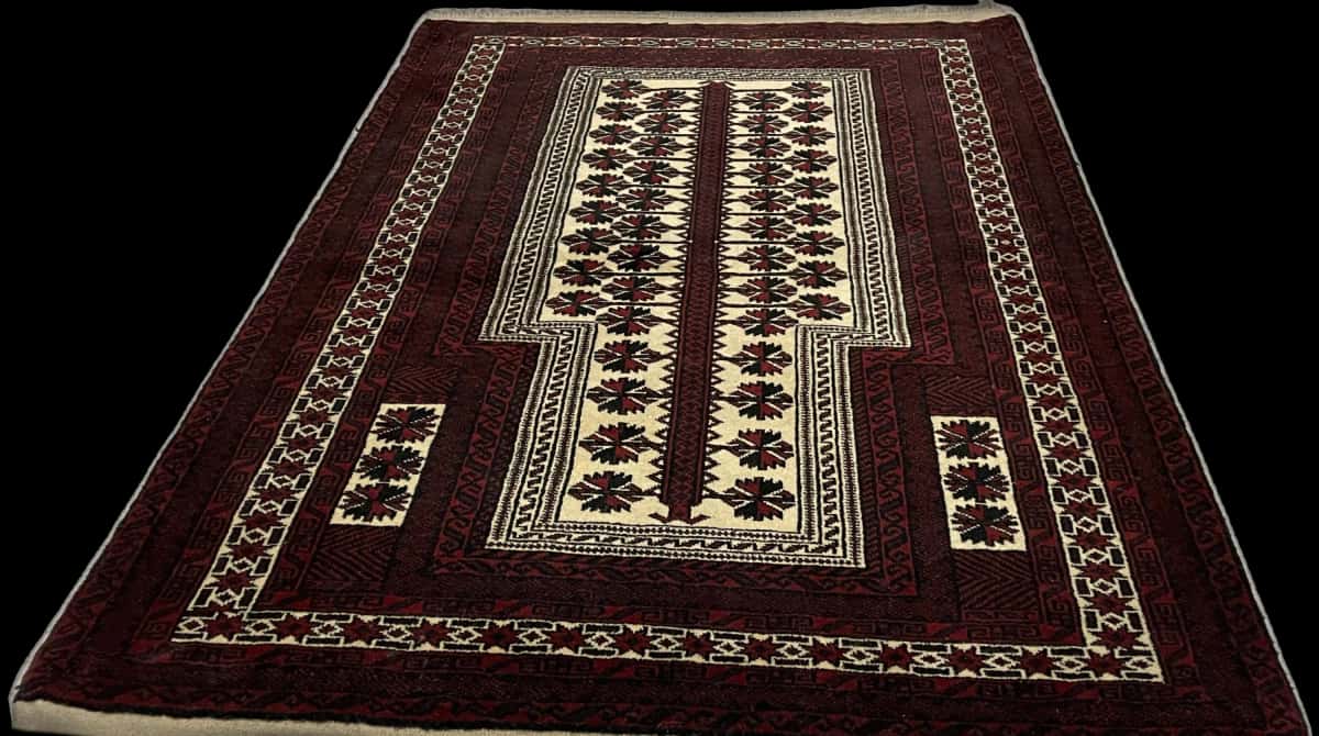 Persian rug of Turkoman style in dimensions 158 centimeters length by 106 centimeters width with mainly red colors — Perspective