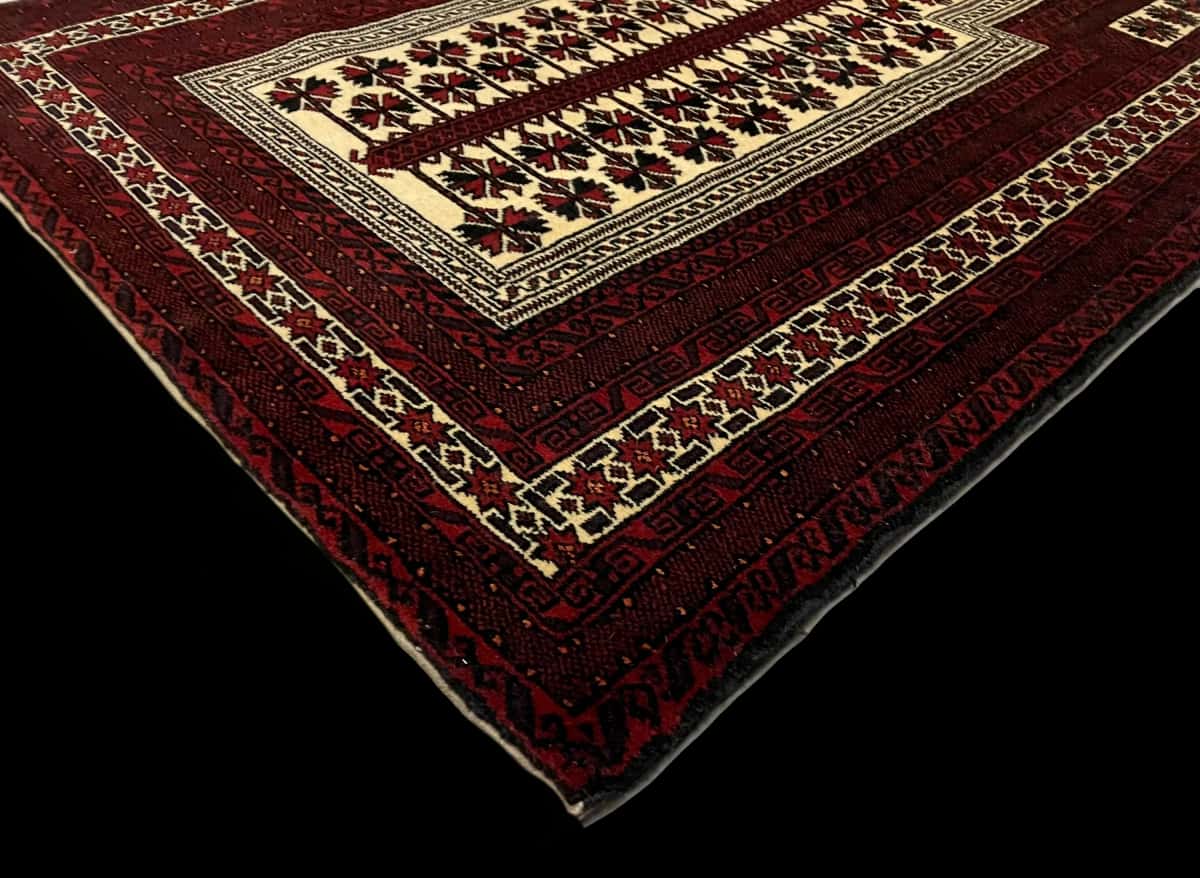 Persian rug of Turkoman style in dimensions 158 centimeters length by 106 centimeters width with mainly red and beige colors — Corner & edge