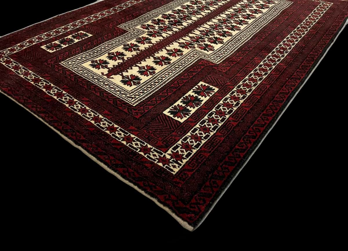 Persian rug of Turkoman style in dimensions 158 centimeters length by 106 centimeters width with mainly red and beige colors — Corner & edge