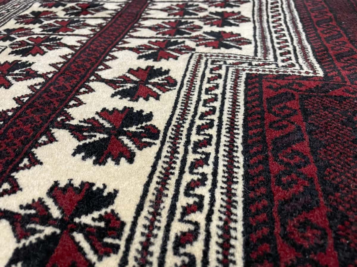 Persian rug of Turkoman style in dimensions 158 centimeters length by 106 centimeters width with mainly red colors — Texture close-up
