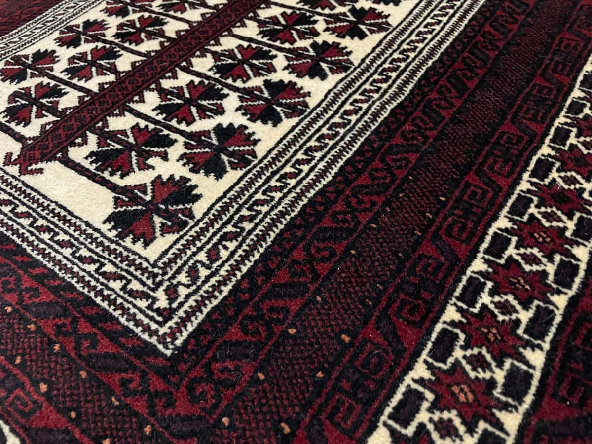 Persian rug of Turkoman style in dimensions 158 centimeters length by 106 centimeters width with mainly red colors — Texture close-up