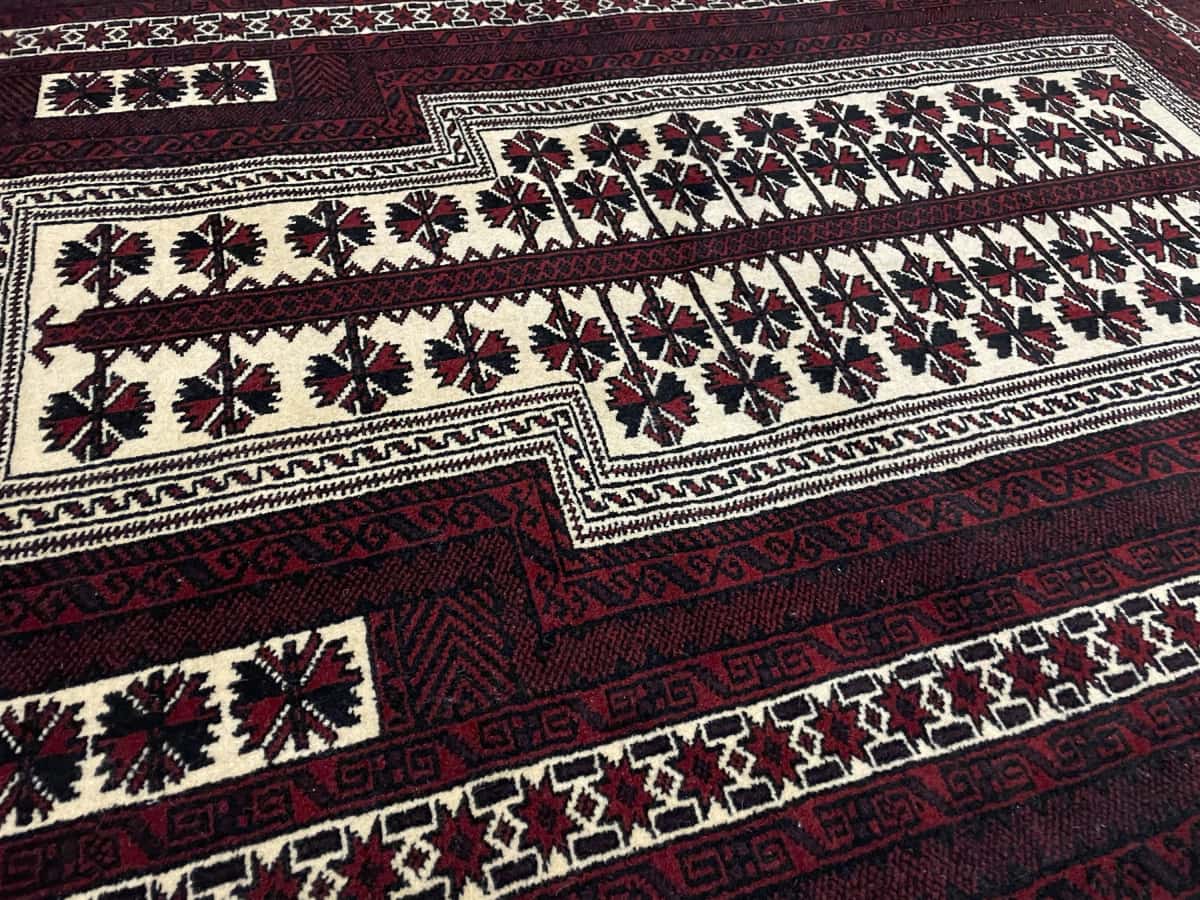 Persian rug of Turkoman style in dimensions 158 centimeters length by 106 centimeters width with mainly red colors — Texture close-up