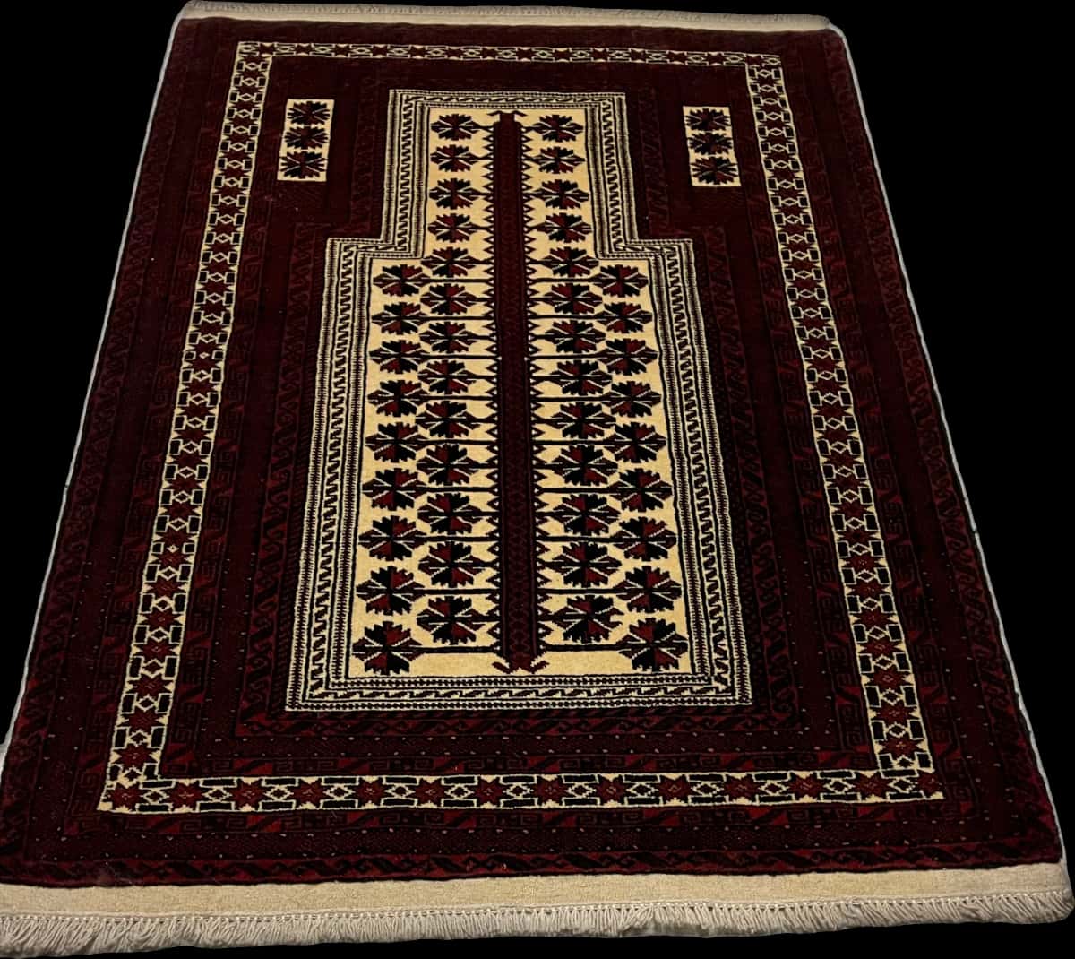 Persian rug of Turkoman style in dimensions 158 centimeters length by 106 centimeters width with mainly red and beige colors — Perspective
