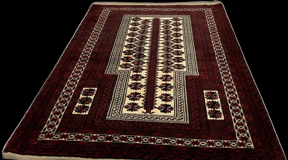 Persian rug of Turkoman style in dimensions 158 centimeters length by 106 centimeters width with mainly red and beige colors — Perspective