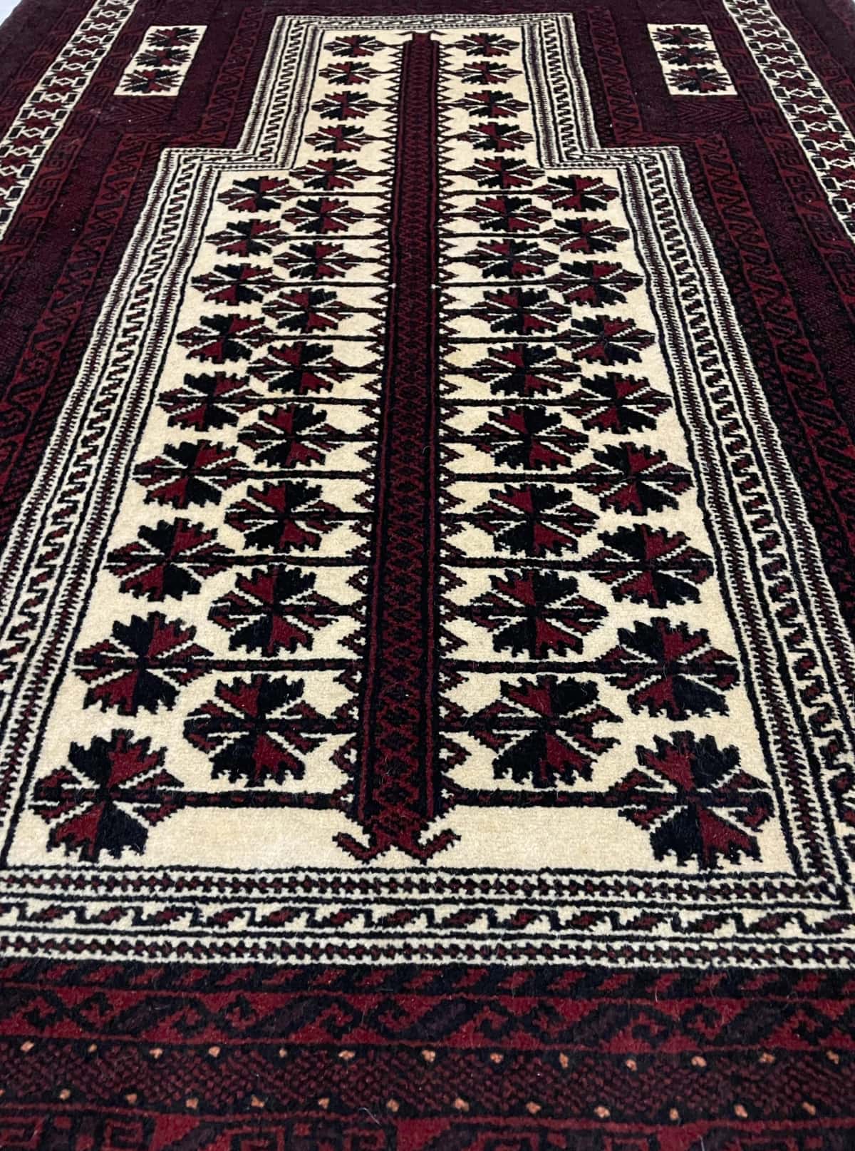 Persian rug of Turkoman style in dimensions 158 centimeters length by 106 centimeters width with mainly red colors — Perspective