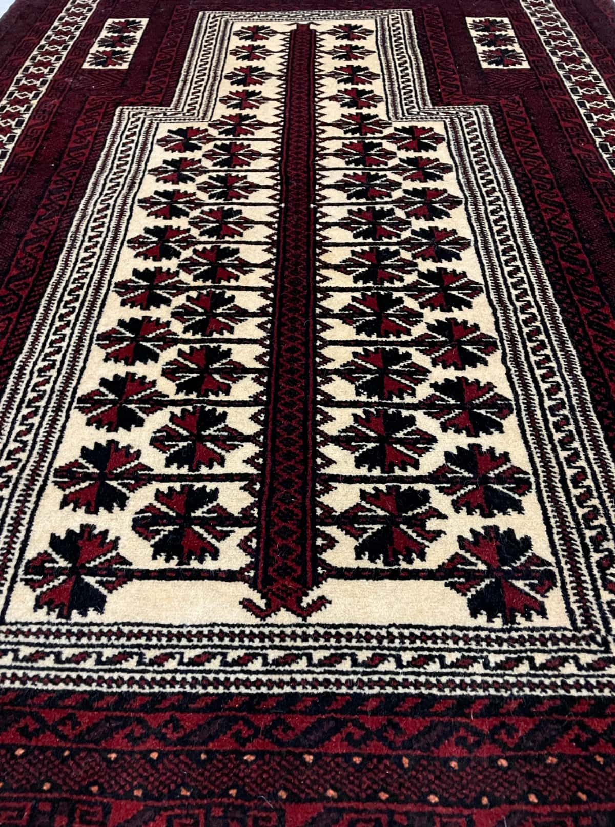 Persian rug of Turkoman style in dimensions 158 centimeters length by 106 centimeters width with mainly red and beige colors — Perspective