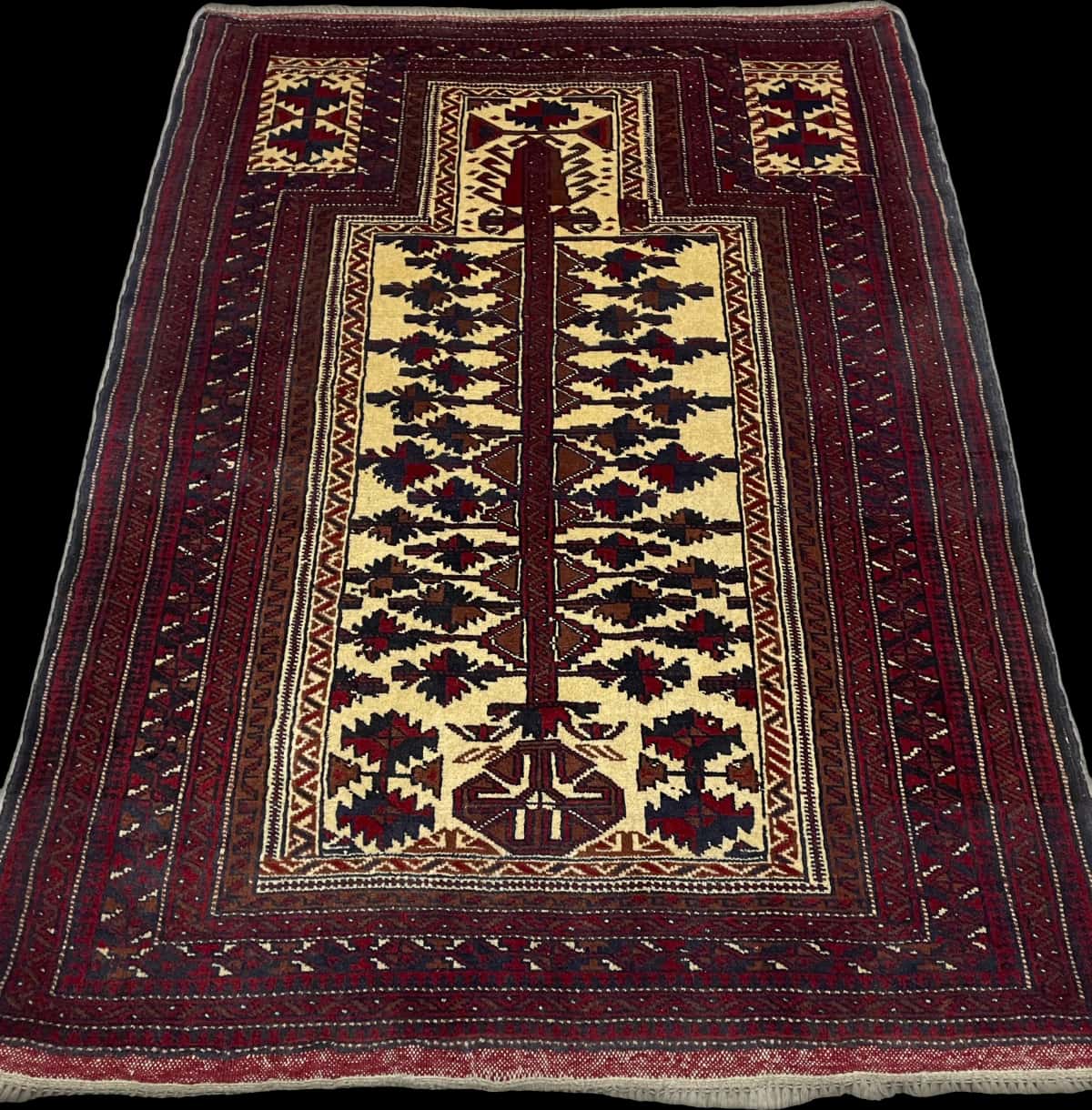 Persian rug of Turkoman style in dimensions 160 centimeters length by 115 centimeters width with mainly red colors — Perspective