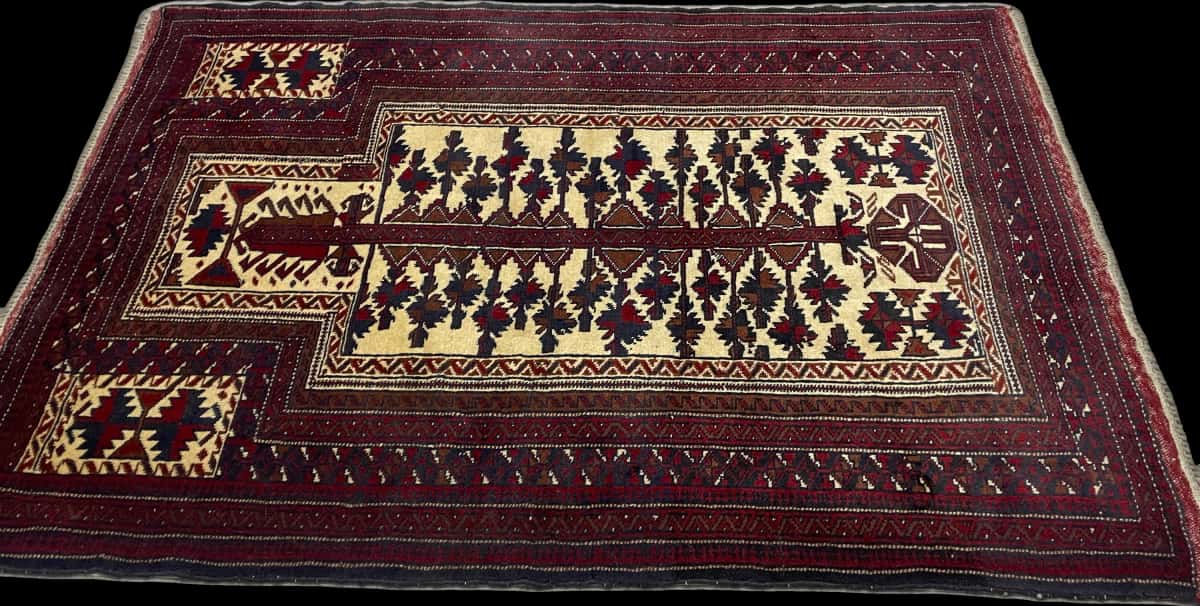 Persian rug of Turkoman style in dimensions 160 centimeters length by 115 centimeters width with mainly red colors — Perspective