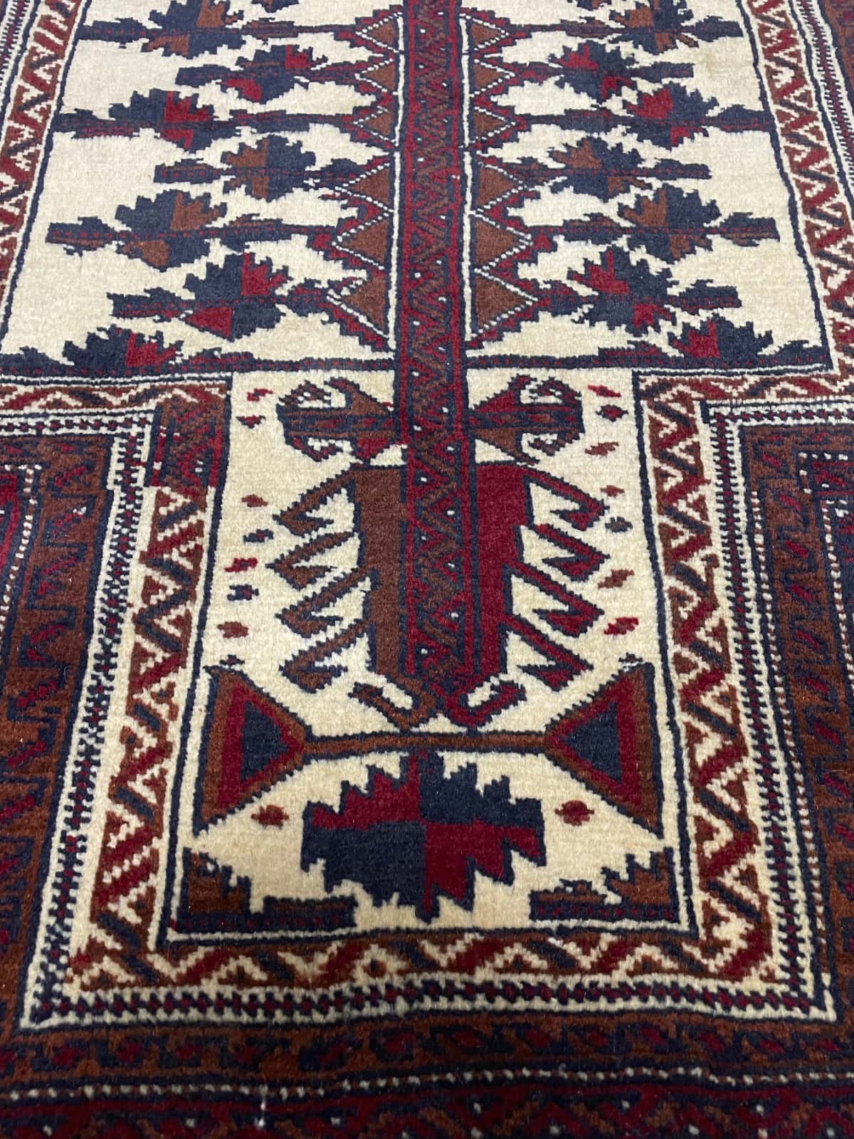 Persian rug of Turkoman style in dimensions 160 centimeters length by 115 centimeters width with mainly red colors — Texture close-up