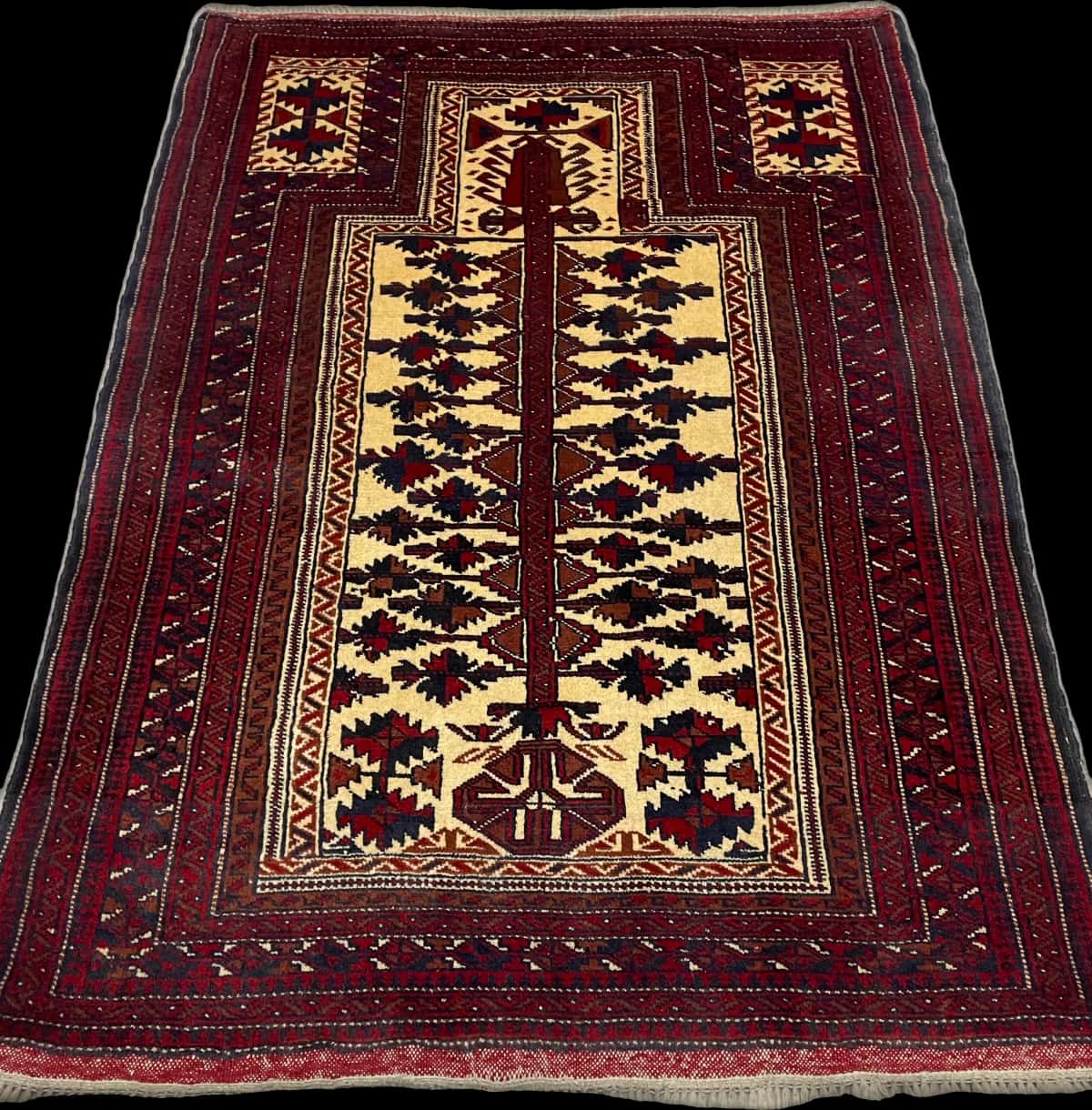 Persian rug of Turkoman style in dimensions 160 centimeters length by 115 centimeters width with mainly red colors — Perspective