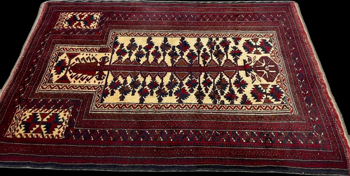 Persian rug of Turkoman style in dimensions 160 centimeters length by 115 centimeters width with mainly red colors — Perspective