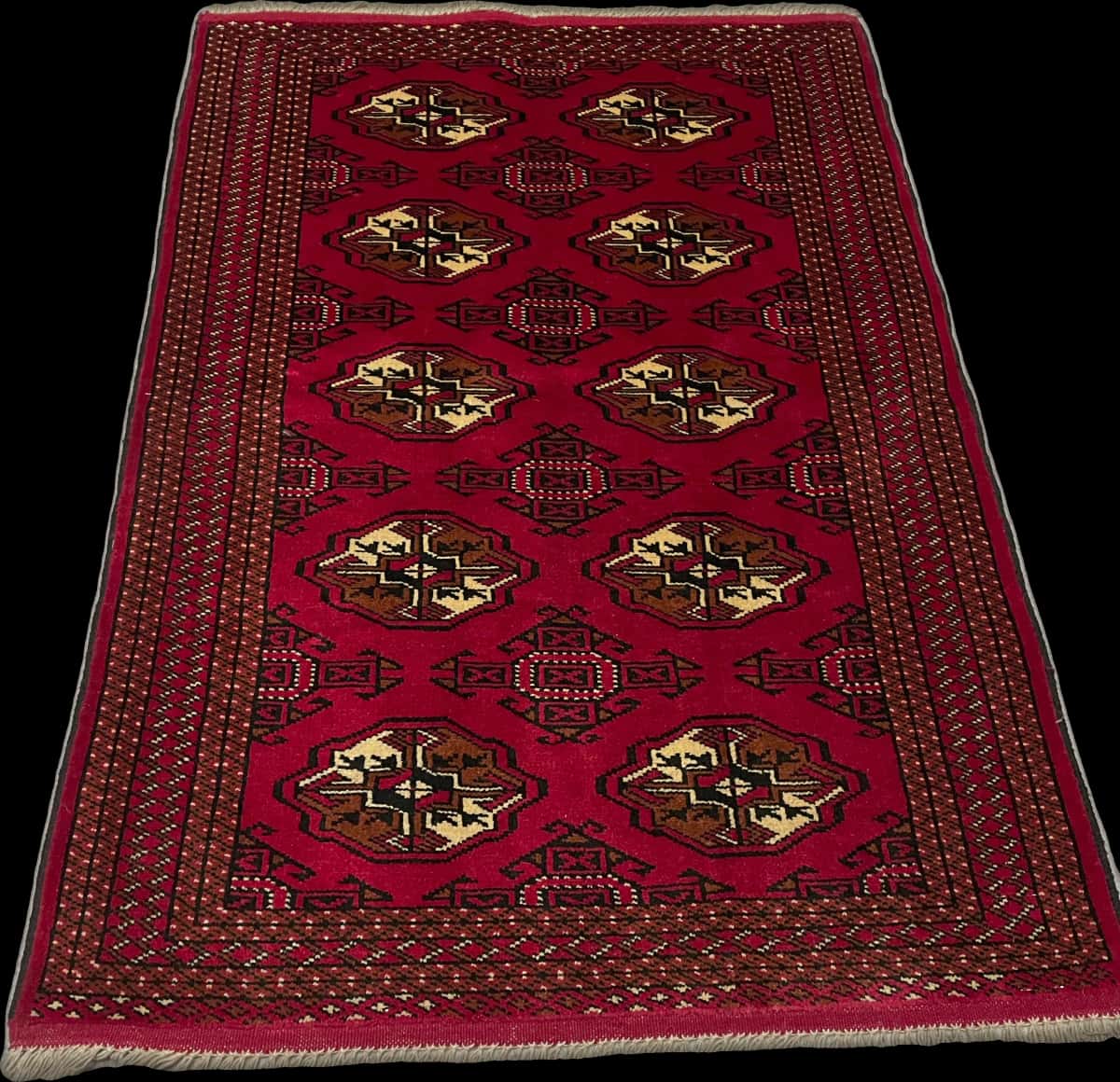 Persian rug of Turkoman style in dimensions 147 centimeters length by 98 centimeters width with mainly red colors — Perspective