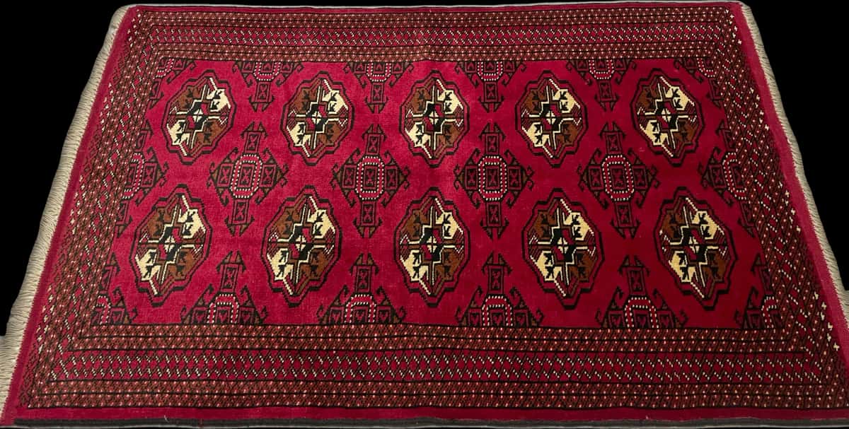 Persian rug of Turkoman style in dimensions 147 centimeters length by 98 centimeters width with mainly red colors — Perspective