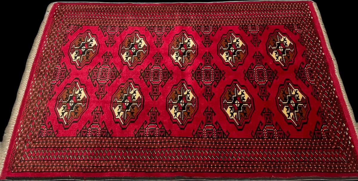 persischer Teppich im turkmenischer Stil in den Maßen 147 Zentimeter Länge mal 98 Zentimeter Breite mit überwiegend rot Farben — Perspektive