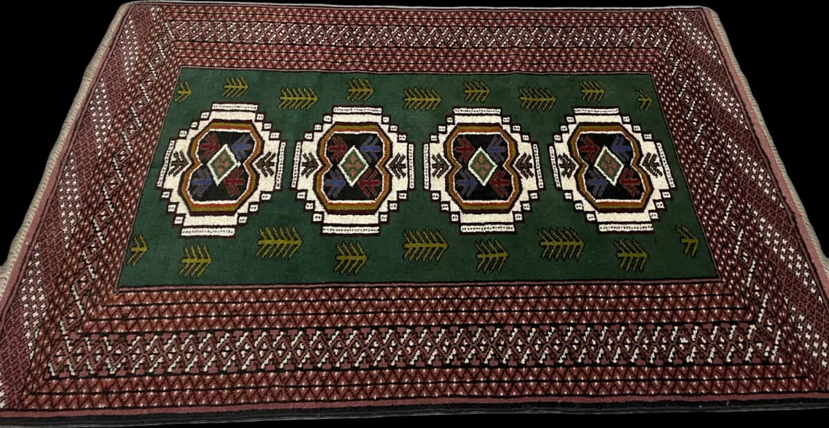 alfombra persa de estilo turcomana en dimensiones 145 centímetros de largo por 100 centímetros de ancho con colores principalmente verde — Perspectiva