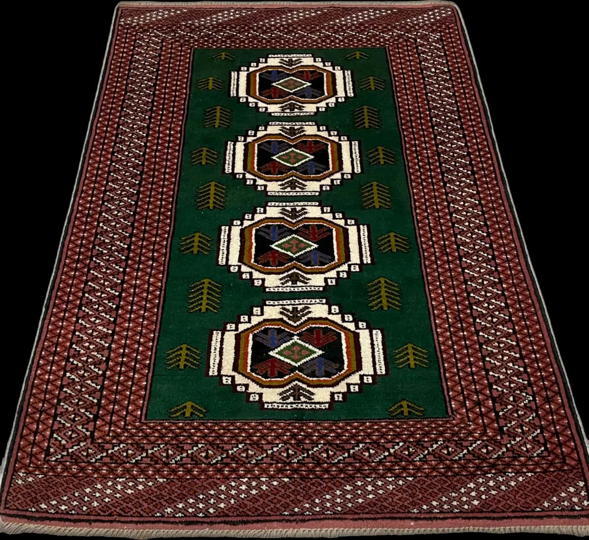 Persian rug of Turkoman style in dimensions 145 centimeters length by 100 centimeters width with mainly green colors — Perspective
