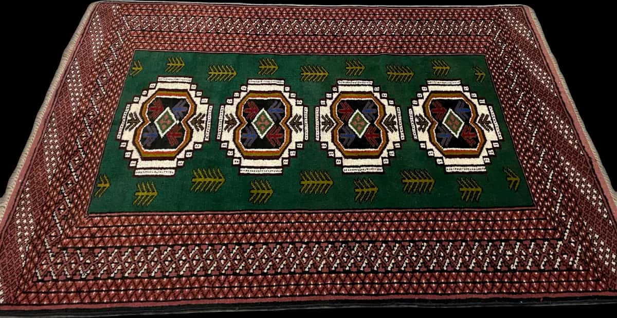 Persian rug of Turkoman style in dimensions 145 centimeters length by 100 centimeters width with mainly green colors — Perspective