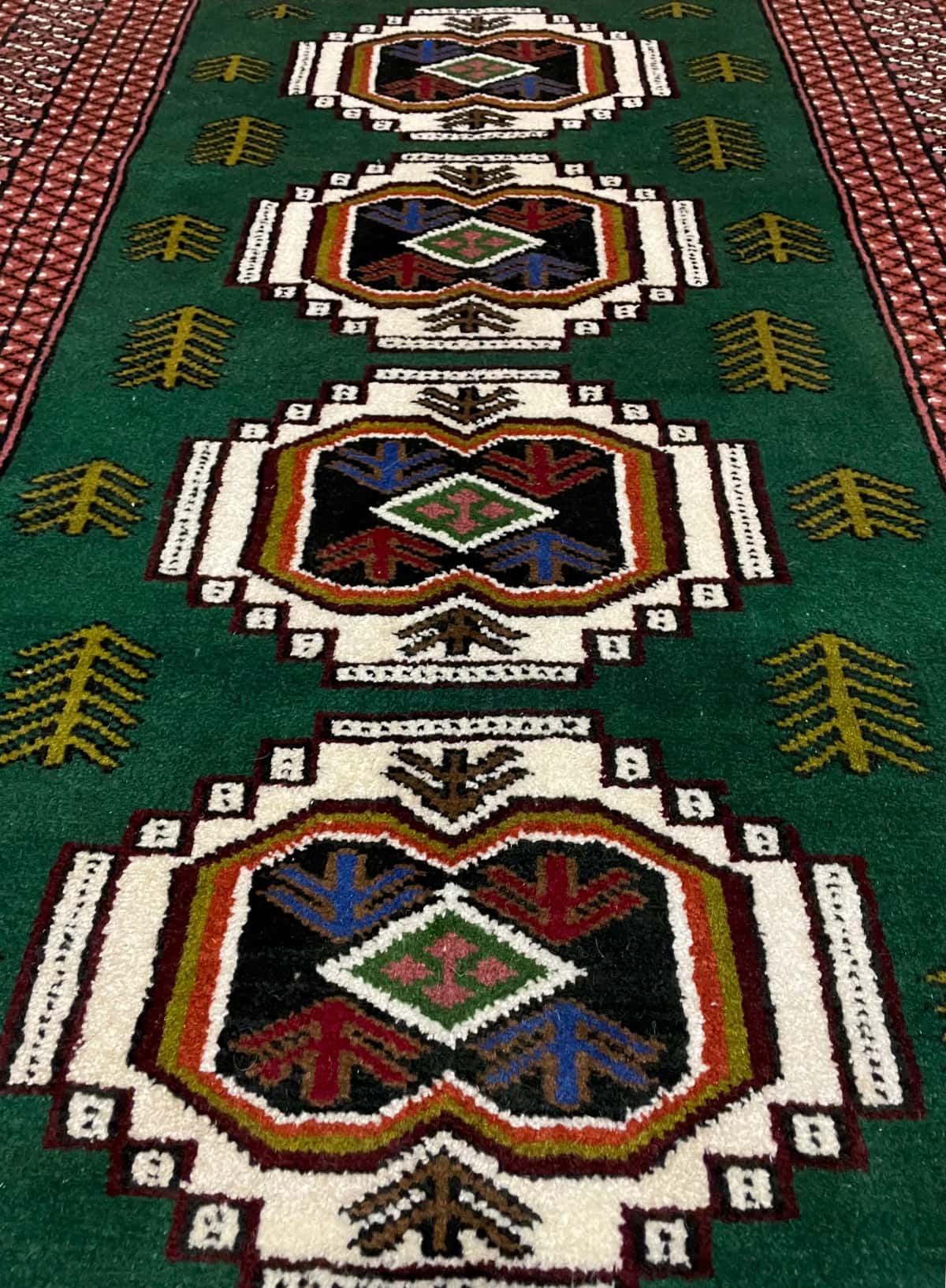 Persian rug of Turkoman style in dimensions 145 centimeters length by 100 centimeters width with mainly green colors — Perspective