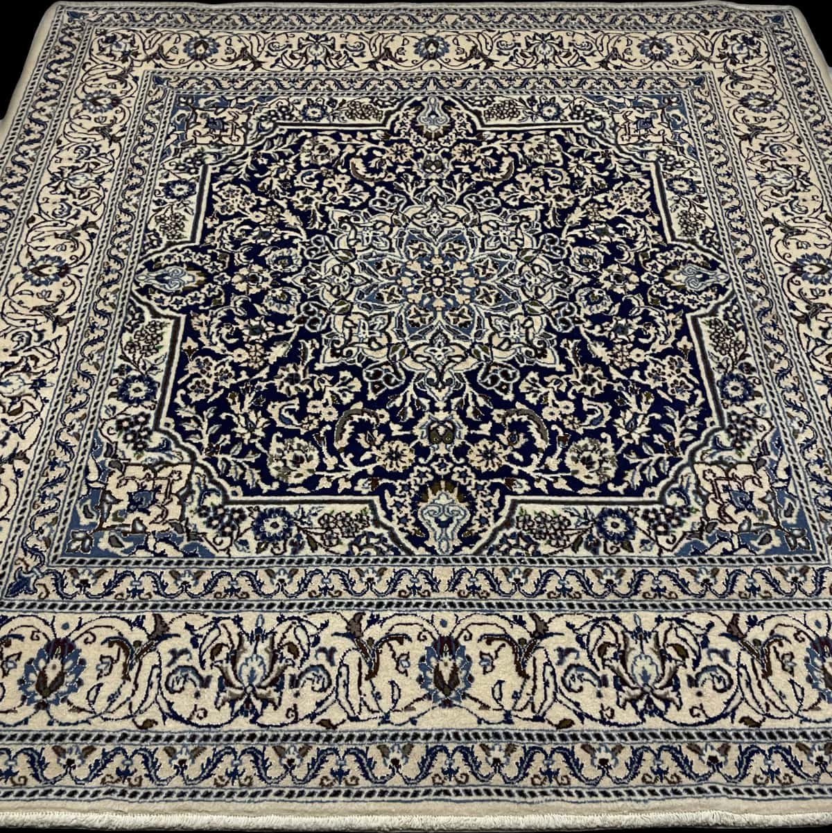 alfombra persa de estilo Nain en dimensiones 202 centímetros de largo por 195 centímetros de ancho con colores principalmente azul — Perspectiva