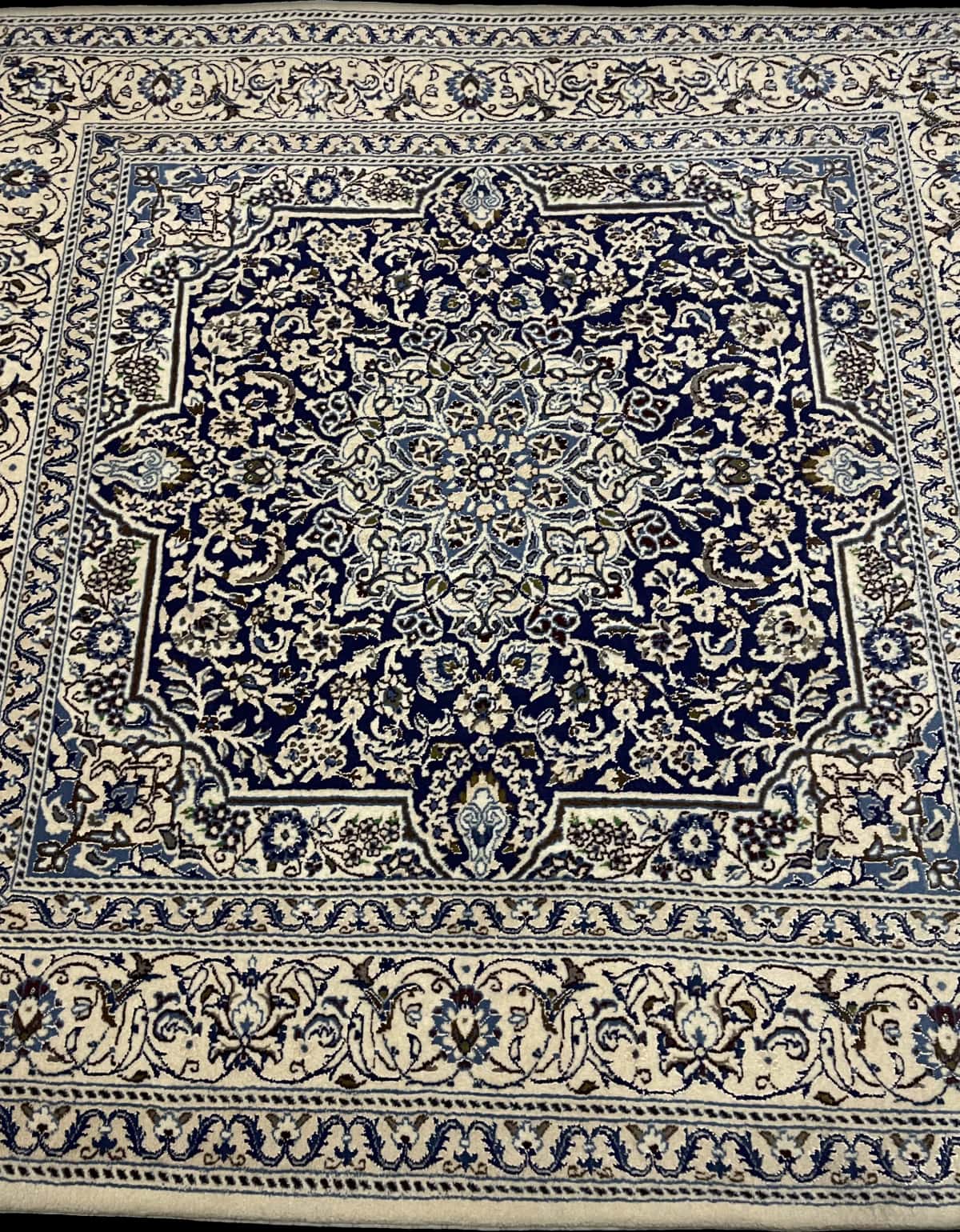 alfombra persa de estilo Nain en dimensiones 202 centímetros de largo por 195 centímetros de ancho con colores principalmente azul — Perspectiva