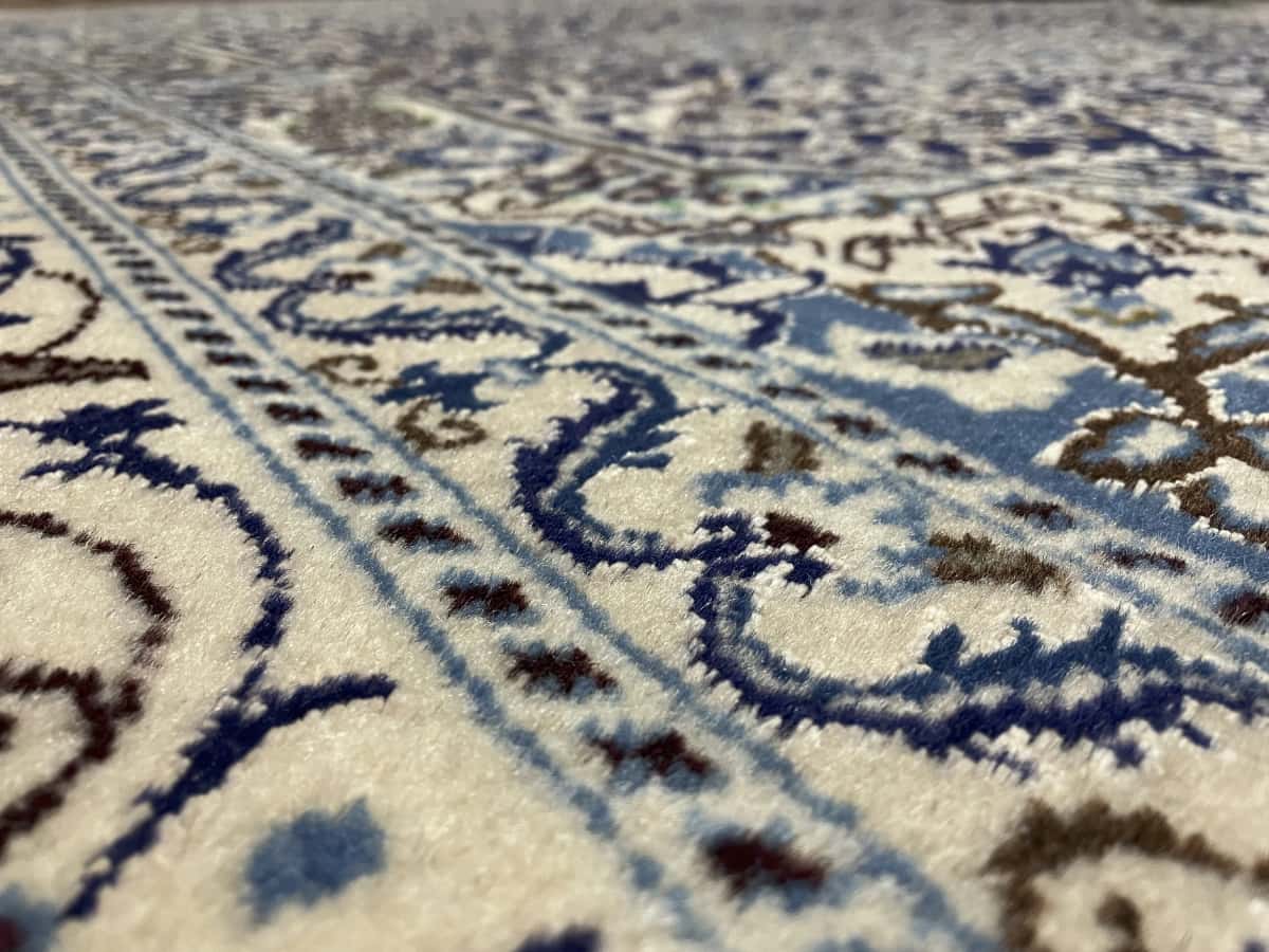 alfombra persa de estilo Nain en dimensiones 202 centímetros de largo por 195 centímetros de ancho con colores principalmente azul — Primer plano de la textura