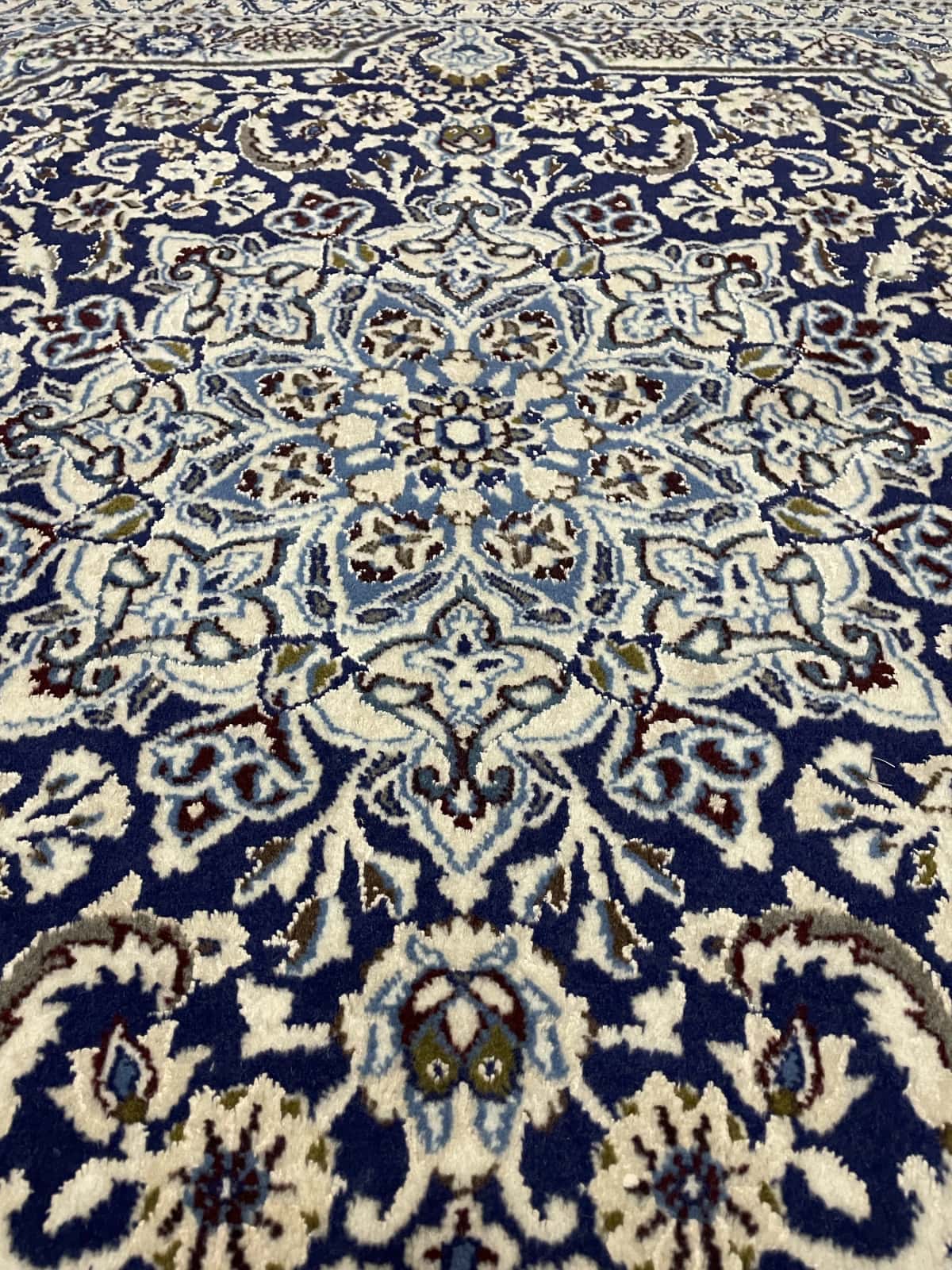 alfombra persa de estilo Nain en dimensiones 202 centímetros de largo por 195 centímetros de ancho con colores principalmente azul — Primer plano de la textura