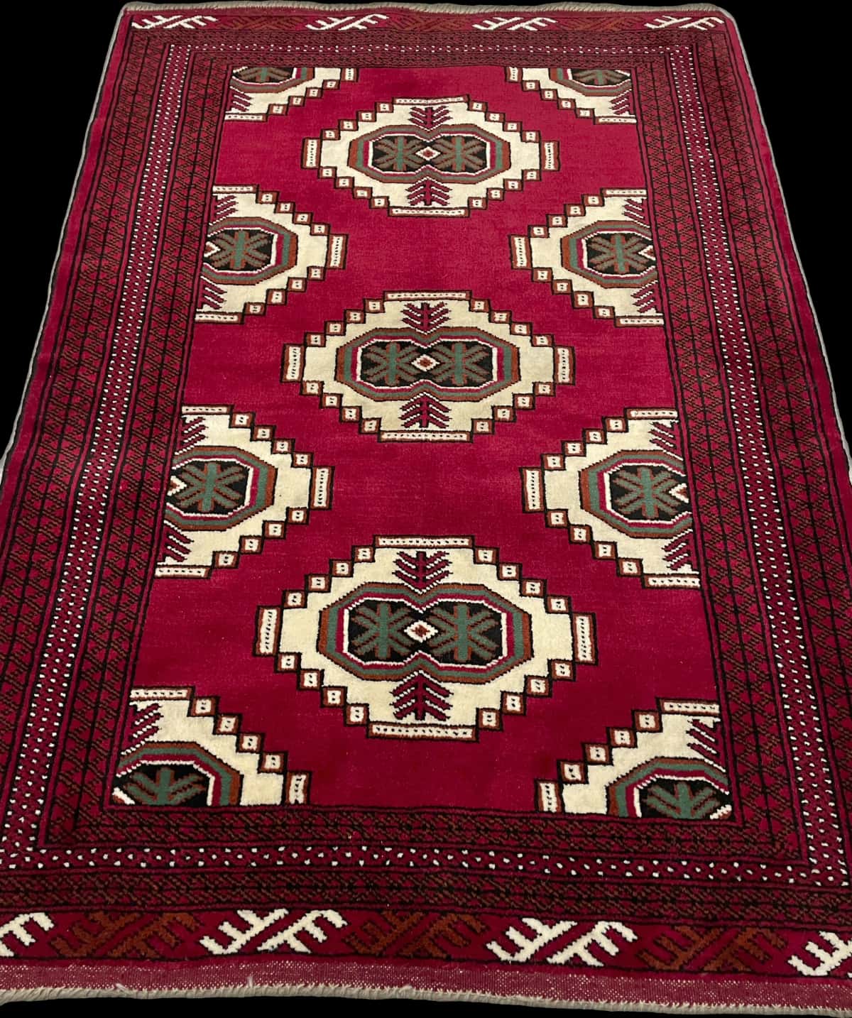 Persian rug of Turkoman style in dimensions 147 centimeters length by 105 centimeters width with mainly red colors — Perspective