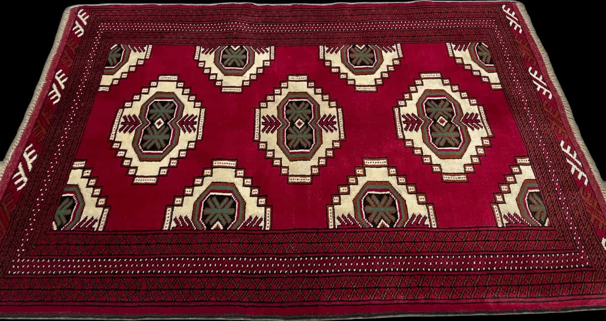 Persian rug of Turkoman style in dimensions 147 centimeters length by 105 centimeters width with mainly red colors — Perspective