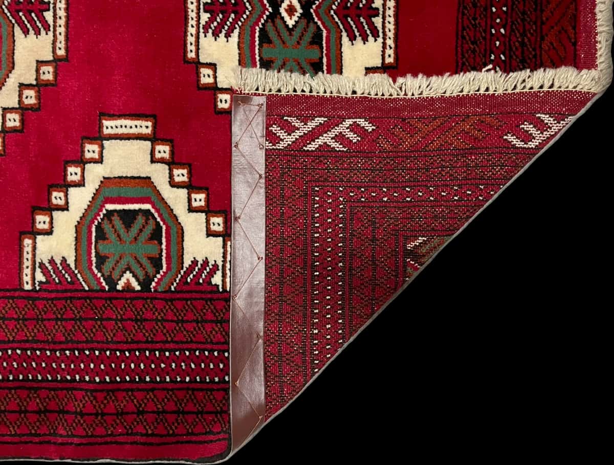 persischer Teppich im turkmenischer Stil in den Maßen 147 Zentimeter Länge mal 105 Zentimeter Breite mit überwiegend rot Farben — Gefaltet