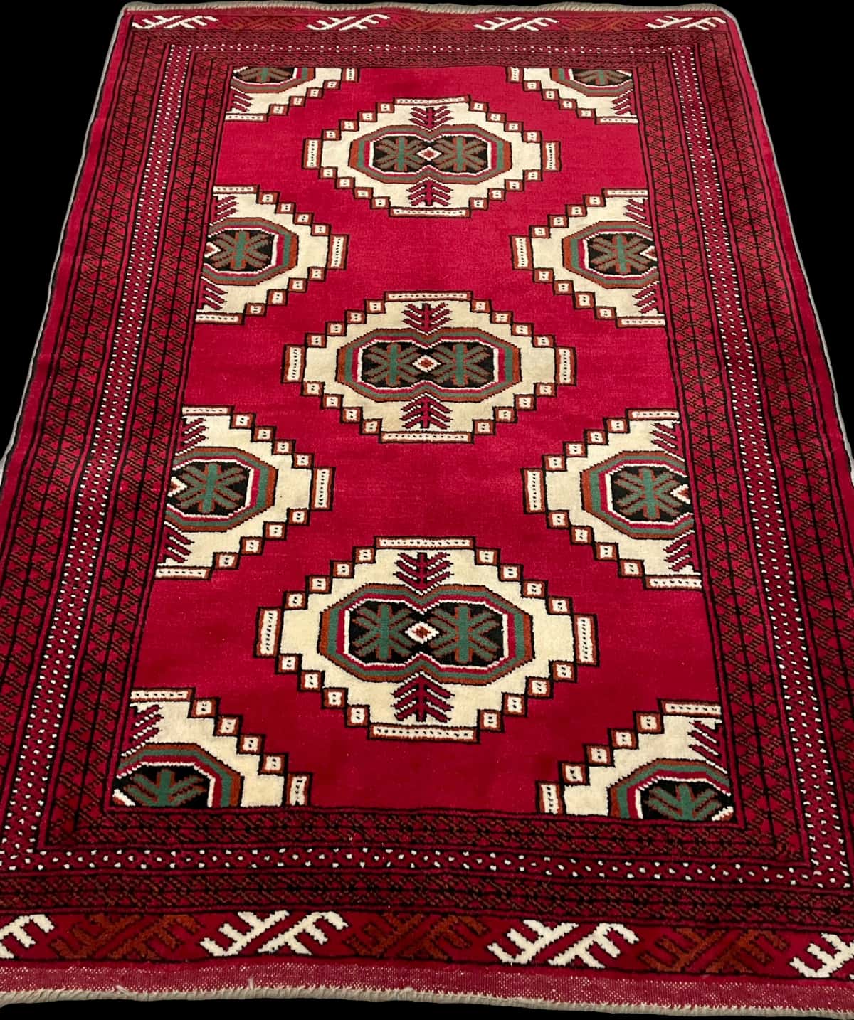 persischer Teppich im turkmenischer Stil in den Maßen 147 Zentimeter Länge mal 105 Zentimeter Breite mit überwiegend rot Farben — Perspektive