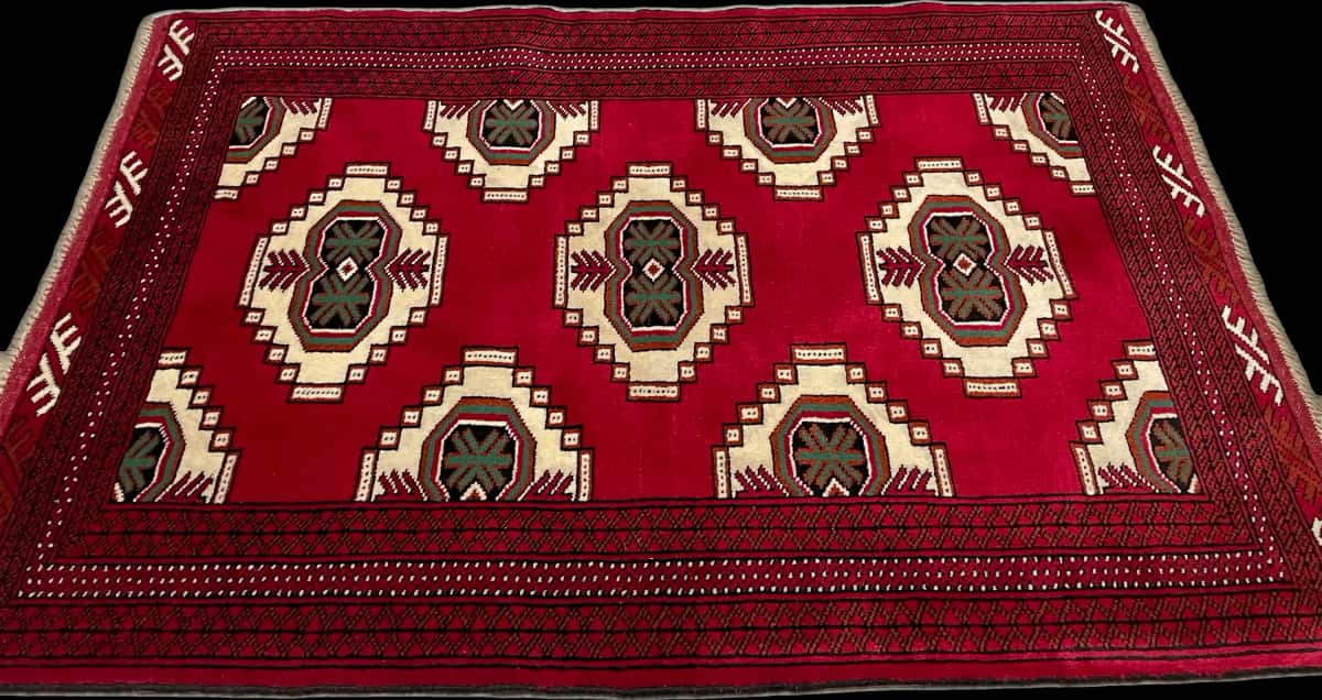 persischer Teppich im turkmenischer Stil in den Maßen 147 Zentimeter Länge mal 105 Zentimeter Breite mit überwiegend rot Farben — Perspektive
