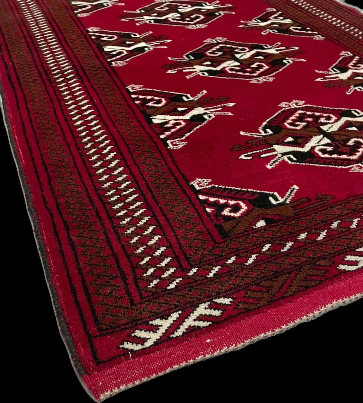 Persian rug of Turkoman style in dimensions 150 centimeters length by 98 centimeters width with mainly red colors — Corner & edge