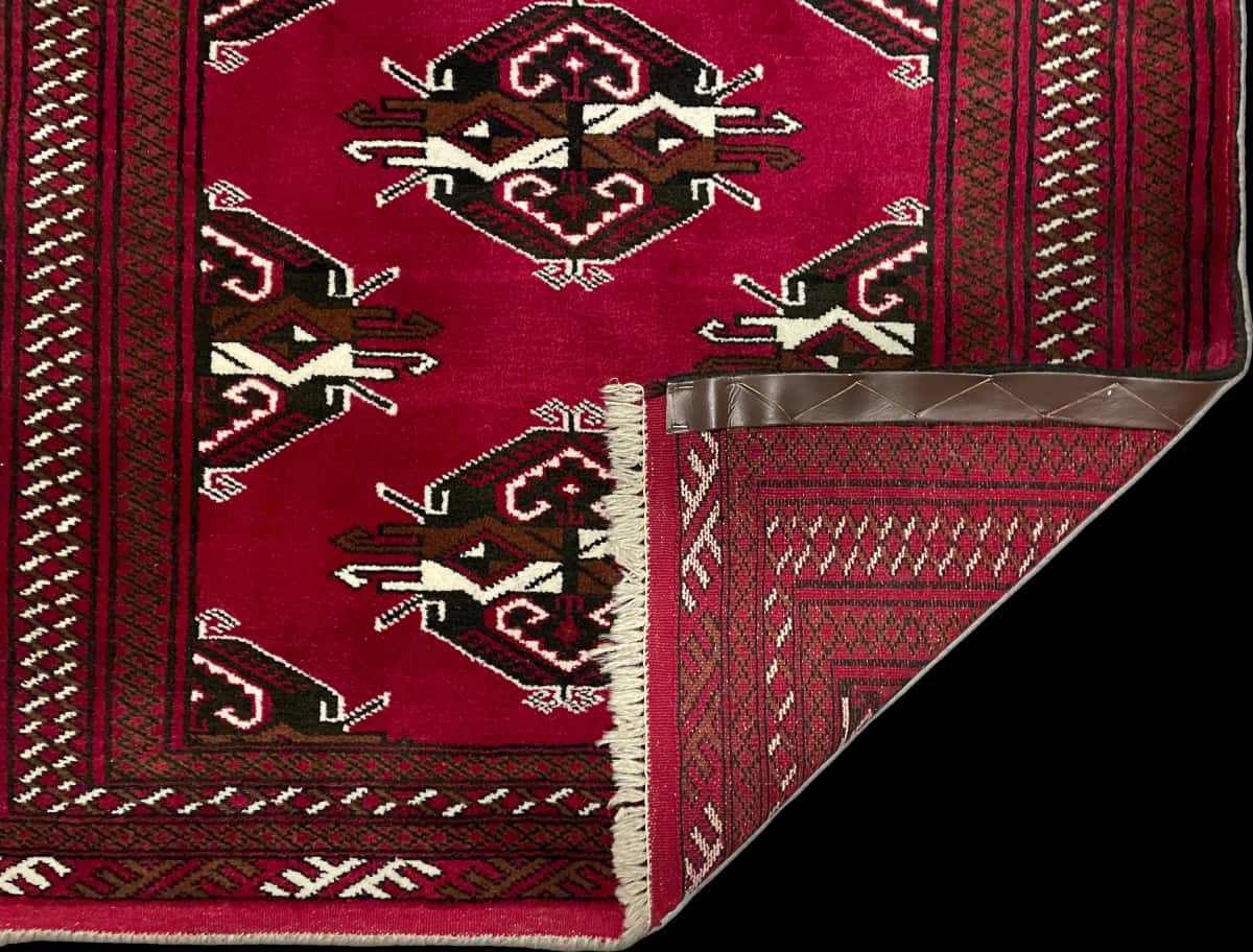 Persian rug of Turkoman style in dimensions 150 centimeters length by 98 centimeters width with mainly red colors — Folded
