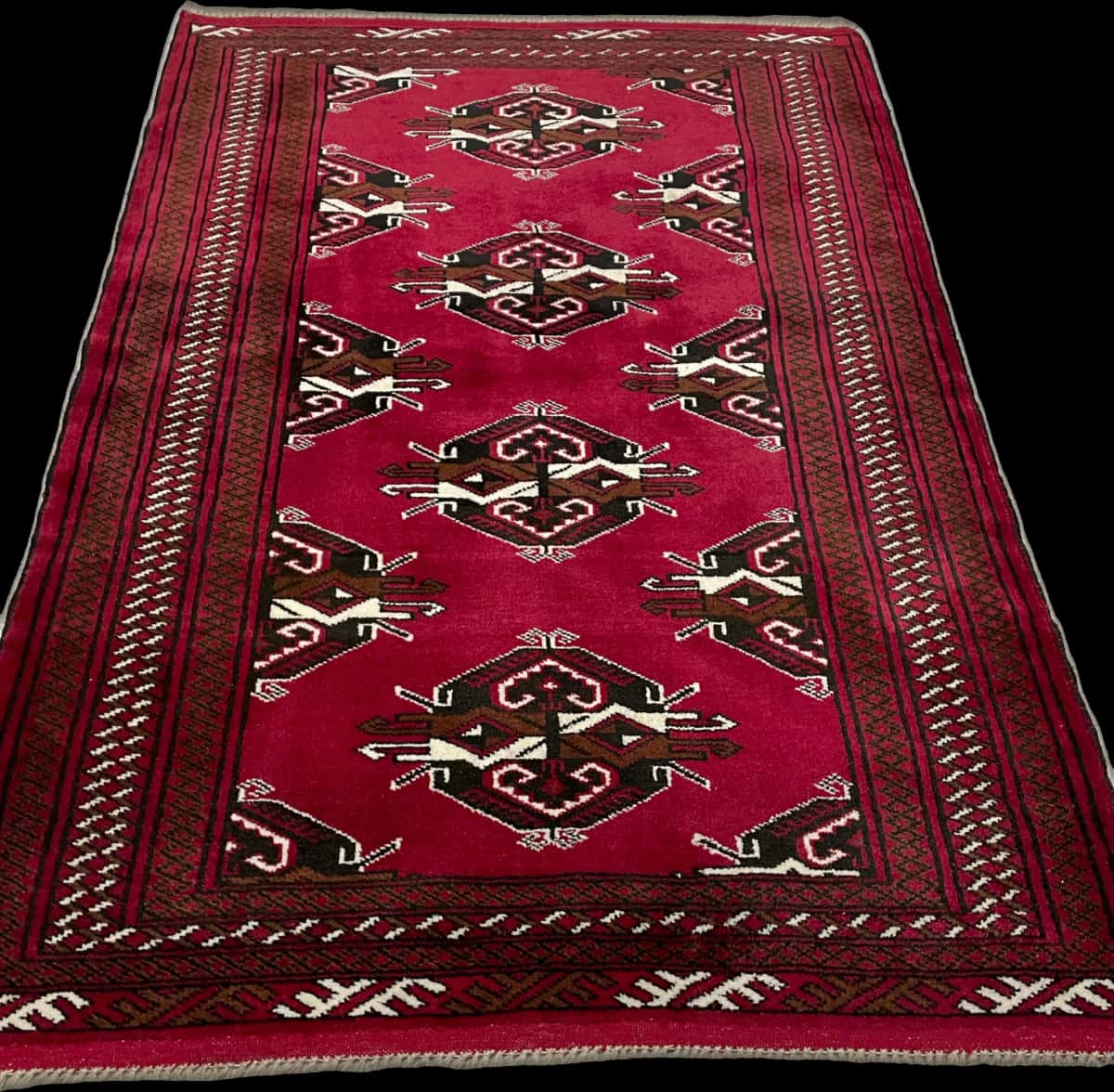 Persian rug of Turkoman style in dimensions 150 centimeters length by 98 centimeters width with mainly red colors — Perspective
