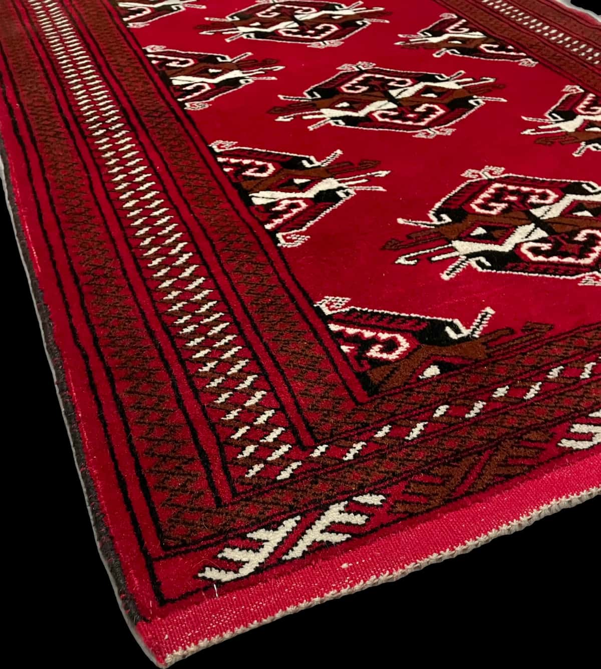 persischer Teppich im turkmenischer Stil in den Maßen 150 Zentimeter Länge mal 98 Zentimeter Breite mit überwiegend rot Farben — Ecke & Kante