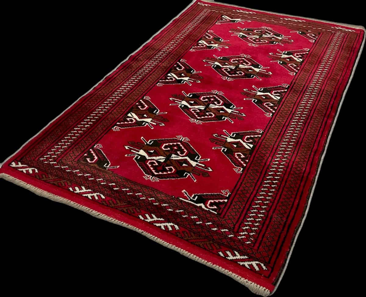 persischer Teppich im turkmenischer Stil in den Maßen 150 Zentimeter Länge mal 98 Zentimeter Breite mit überwiegend rot Farben — Perspektive