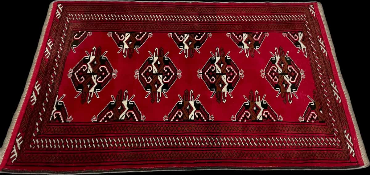 persischer Teppich im turkmenischer Stil in den Maßen 150 Zentimeter Länge mal 98 Zentimeter Breite mit überwiegend rot Farben — Perspektive