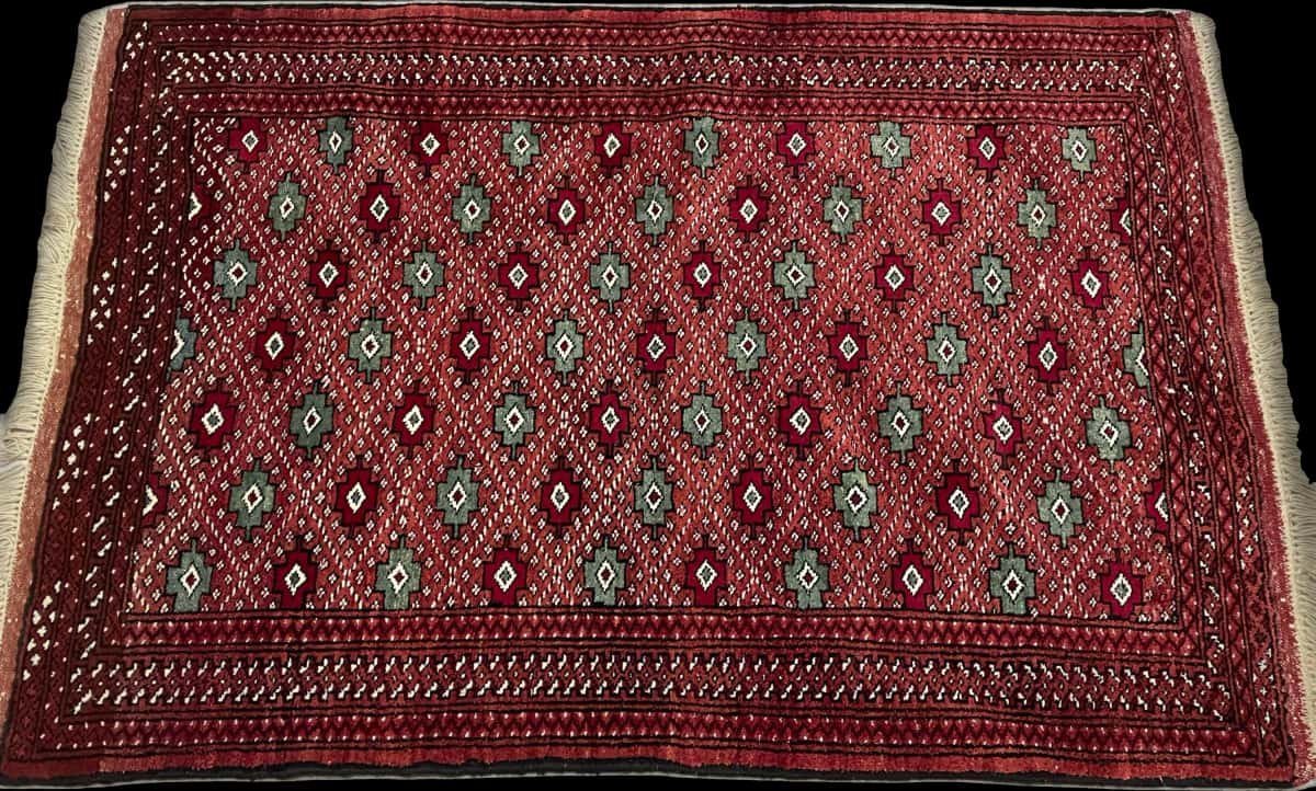 Persian rug of Turkoman style in dimensions 150 centimeters length by 102 centimeters width with mainly brown and red colors — Perspective