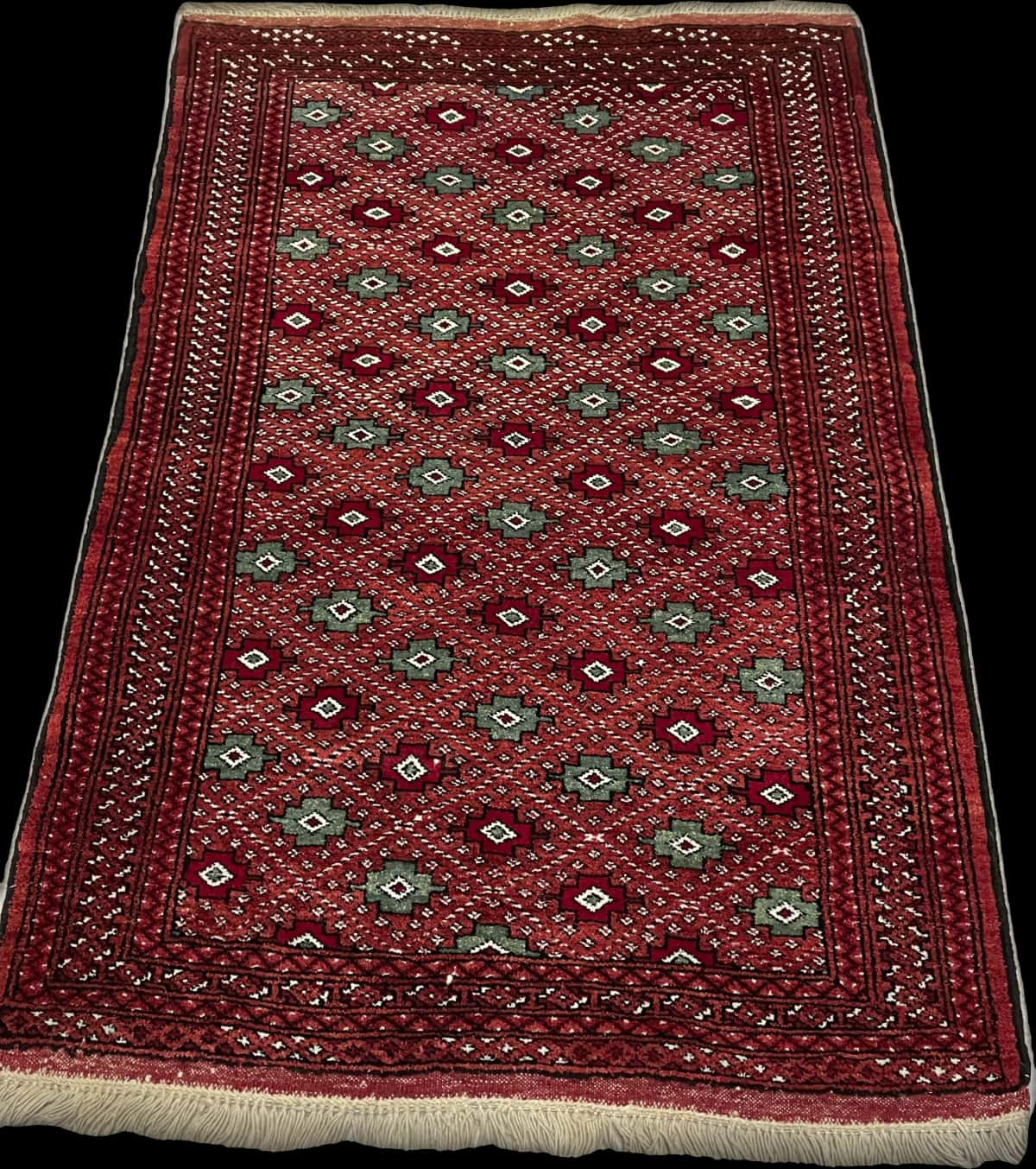 Persian rug of Turkoman style in dimensions 150 centimeters length by 102 centimeters width with mainly brown and red colors — Perspective