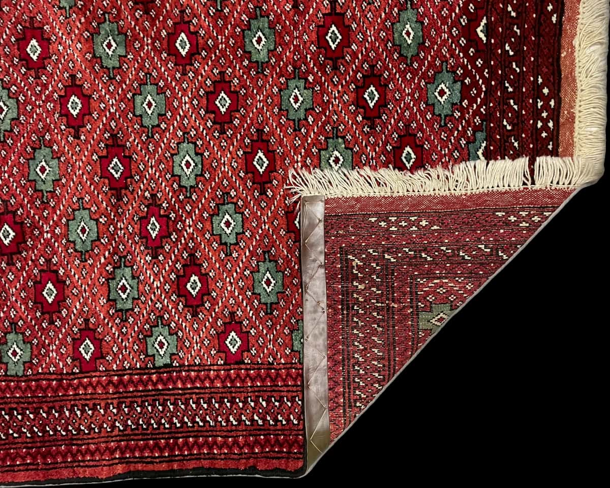persischer Teppich im turkmenischer Stil in den Maßen 150 Zentimeter Länge mal 102 Zentimeter Breite mit überwiegend braun und rot Farben — Gefaltet