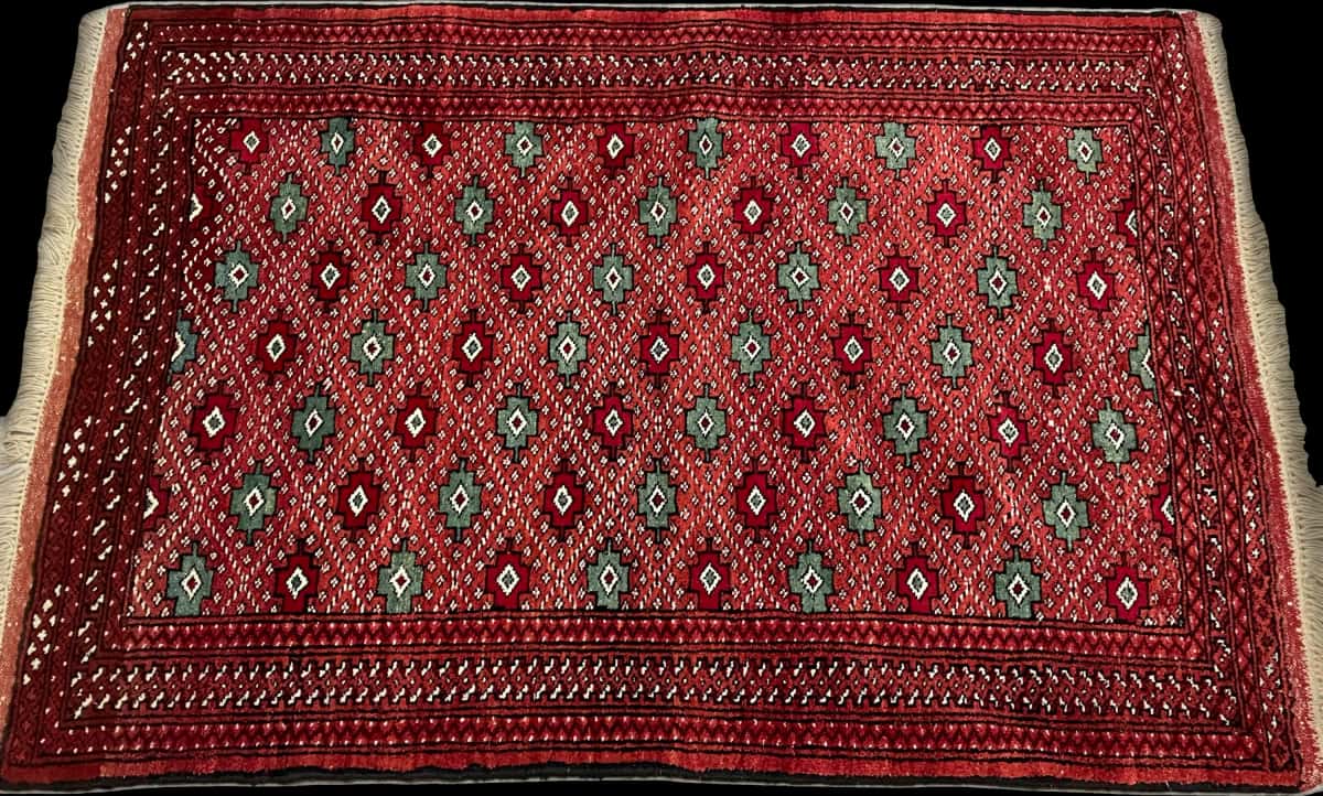 persischer Teppich im turkmenischer Stil in den Maßen 150 Zentimeter Länge mal 102 Zentimeter Breite mit überwiegend braun und rot Farben — Perspektive