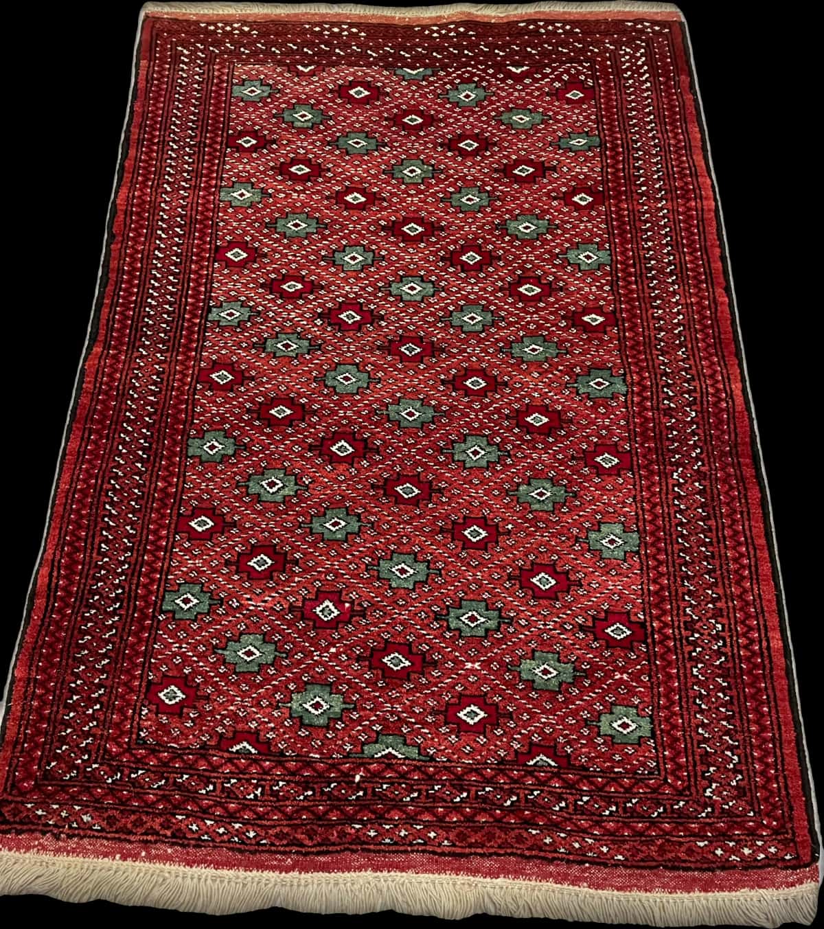 persischer Teppich im turkmenischer Stil in den Maßen 150 Zentimeter Länge mal 102 Zentimeter Breite mit überwiegend braun und rot Farben — Perspektive