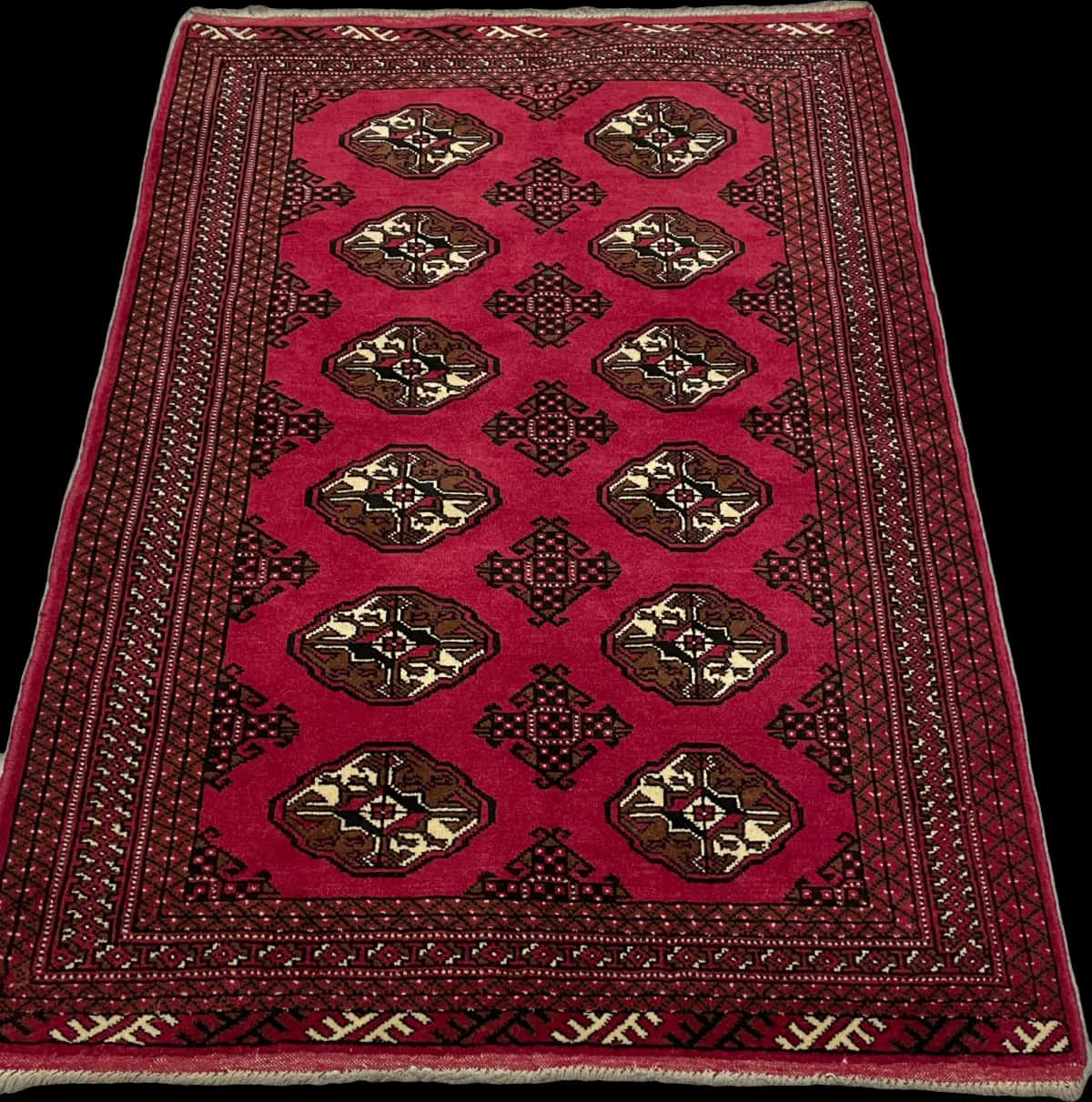 Persian rug of Turkoman style in dimensions 150 centimeters length by 104 centimeters width with mainly red colors — Perspective