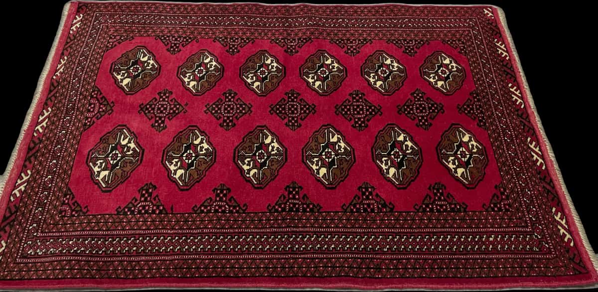 Persian rug of Turkoman style in dimensions 150 centimeters length by 104 centimeters width with mainly red colors — Perspective