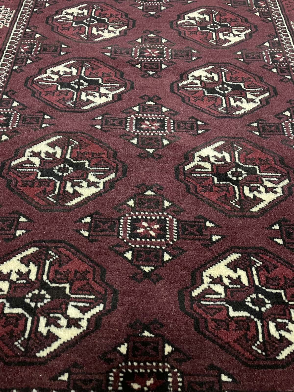 Persian rug of Turkoman style in dimensions 146 centimeters length by 100 centimeters width with mainly brown colors — Texture close-up
