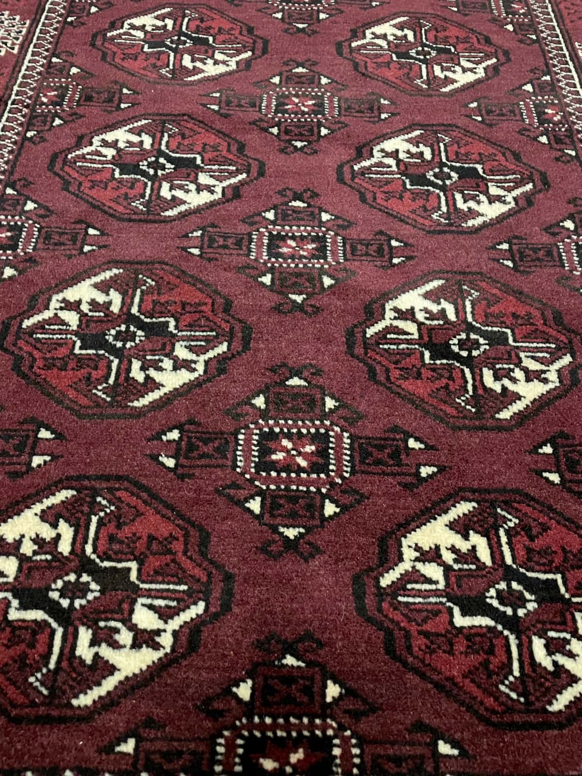 persischer Teppich im turkmenischer Stil in den Maßen 146 Zentimeter Länge mal 100 Zentimeter Breite mit überwiegend braun Farben — Nahaufnahme der Textur